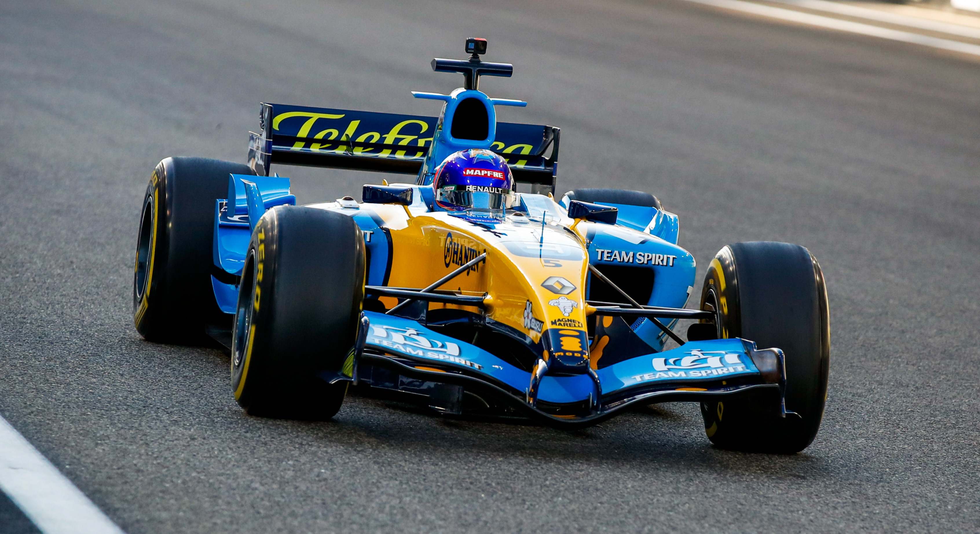 Fernando Alonso conduciendo el Renault R25 de 2005 en Yas Marina