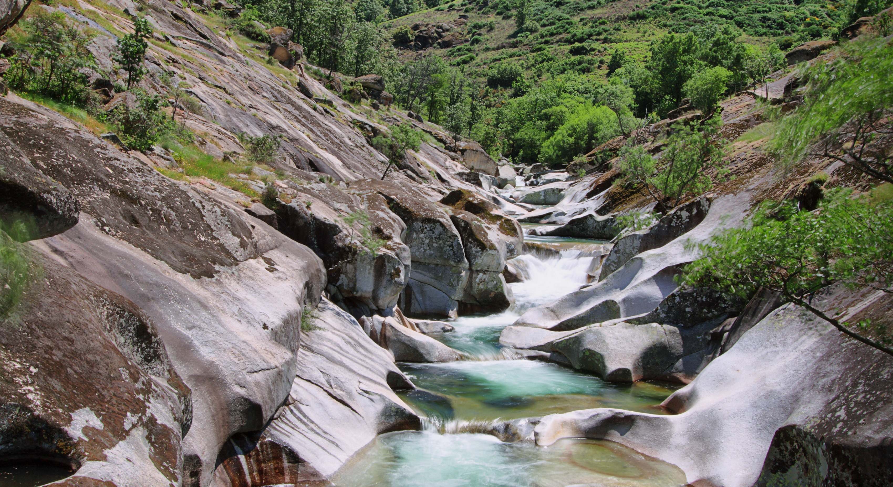 Saltos de agua hacia varias pozas naturales