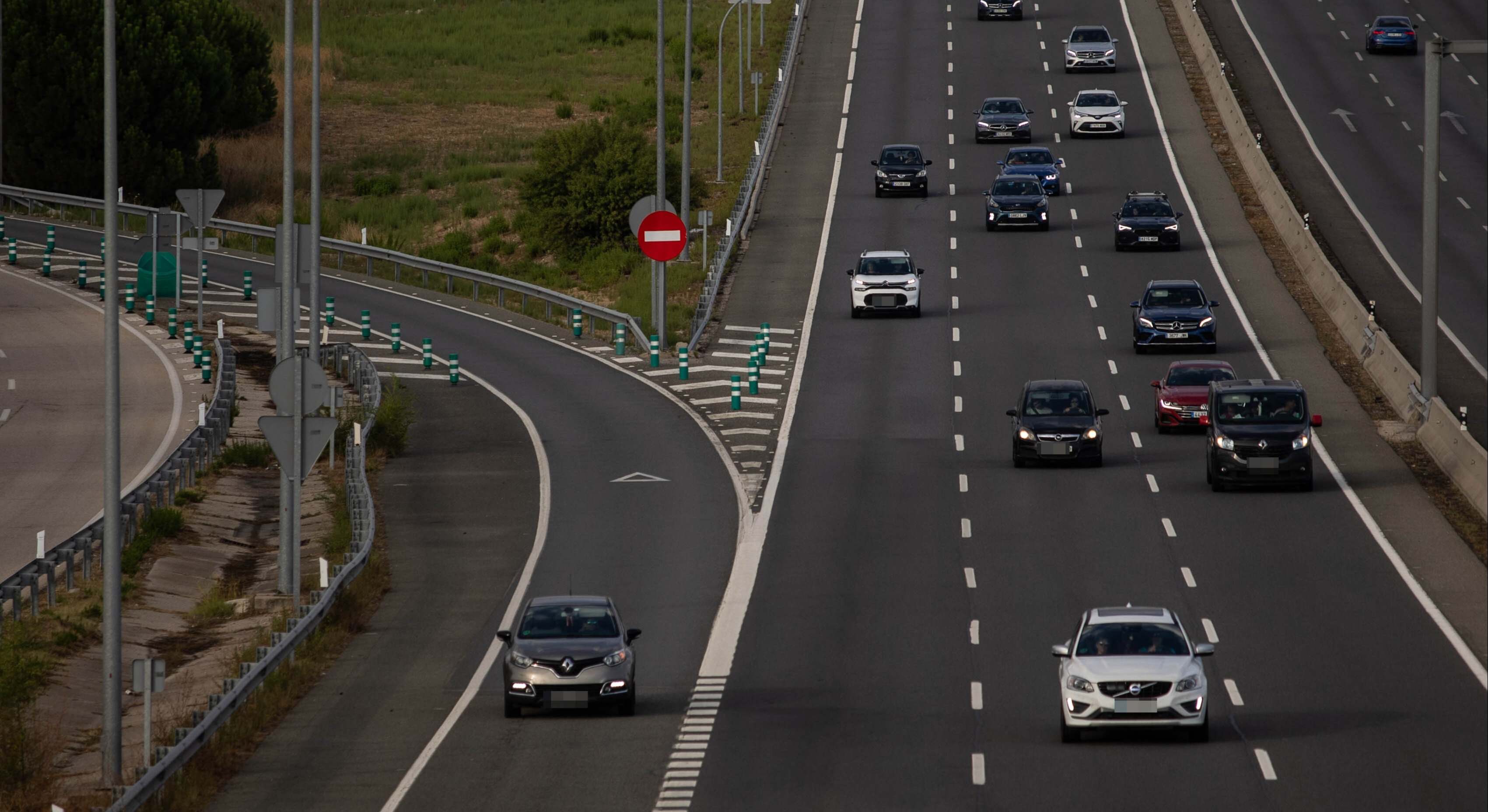 Imagen de vehículos en una autovía española.