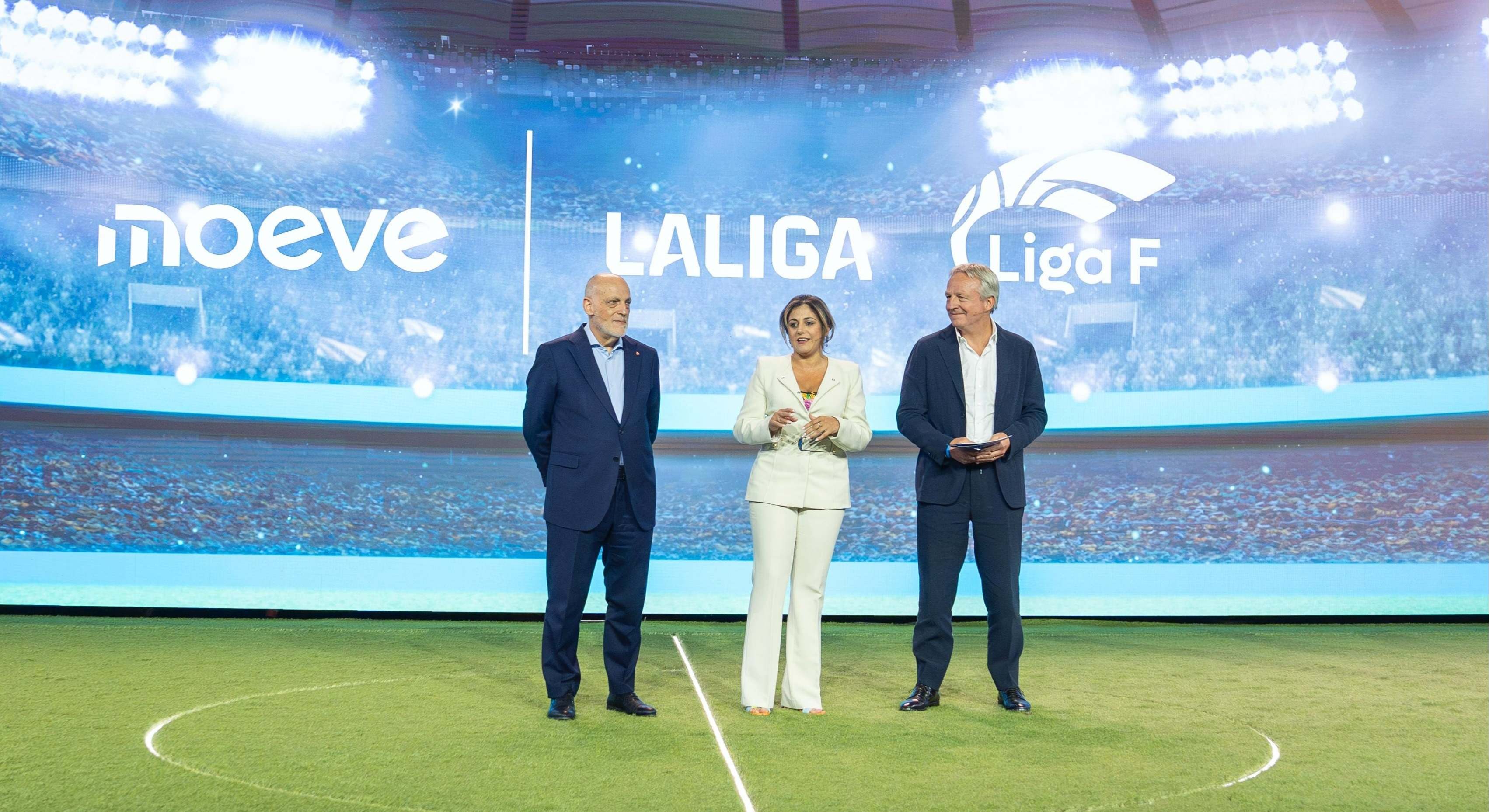 La presidenta de Liga F, Beatriz Álvarez, el presidente de LaLiga, Javier Tebas, y el CEO de Moeve -antigua Cepsa-, Maarten Wetselaar.