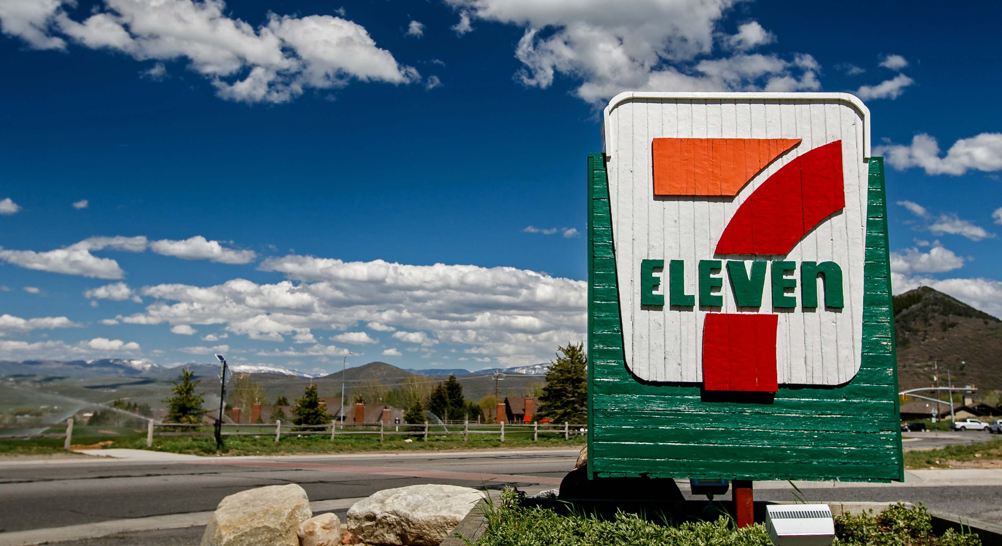 Logo de 7-Eleven en una carretera de EEUU. Foto: iStock