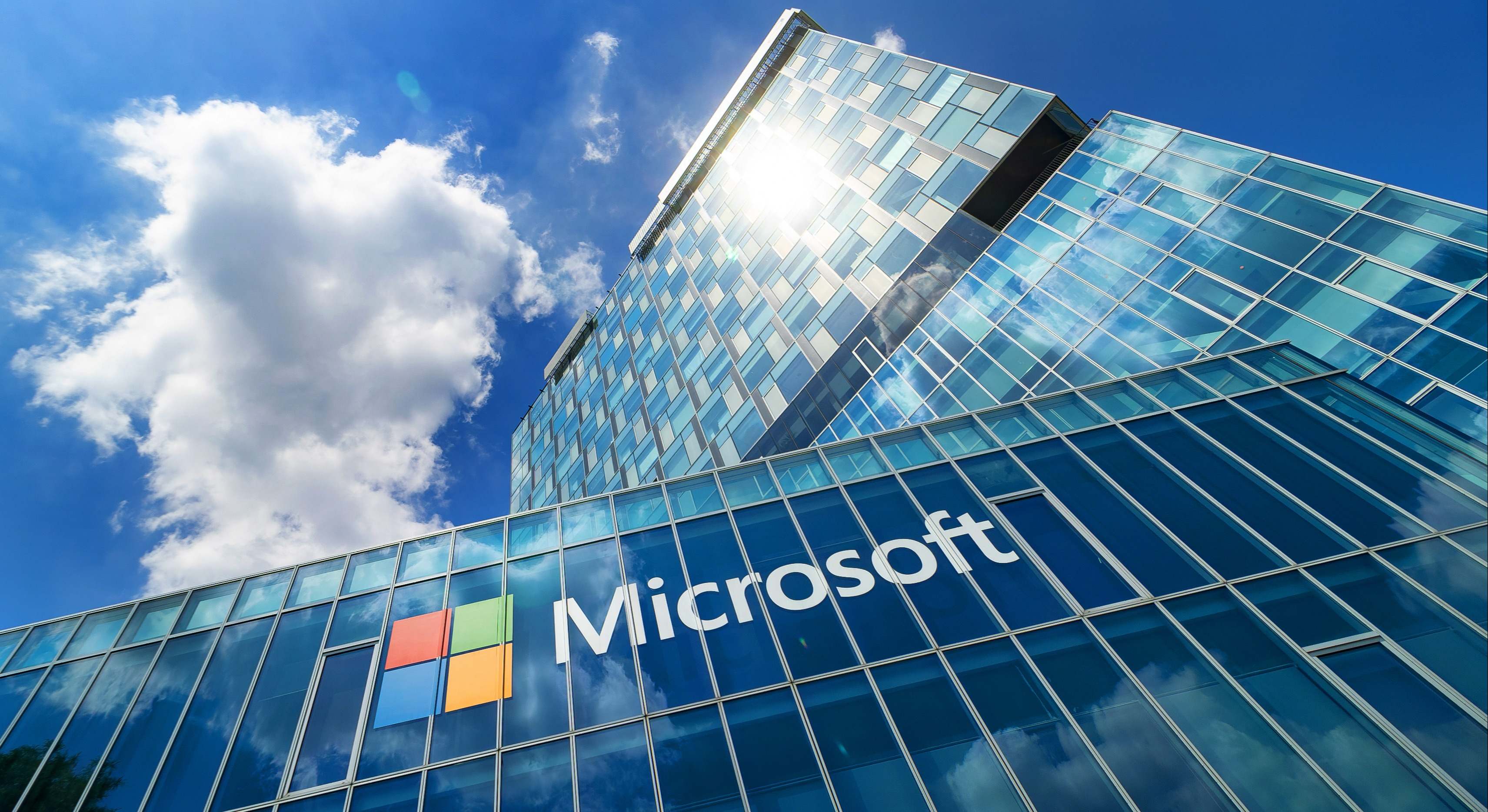 Logo de Microsoft en uno de sus edificios