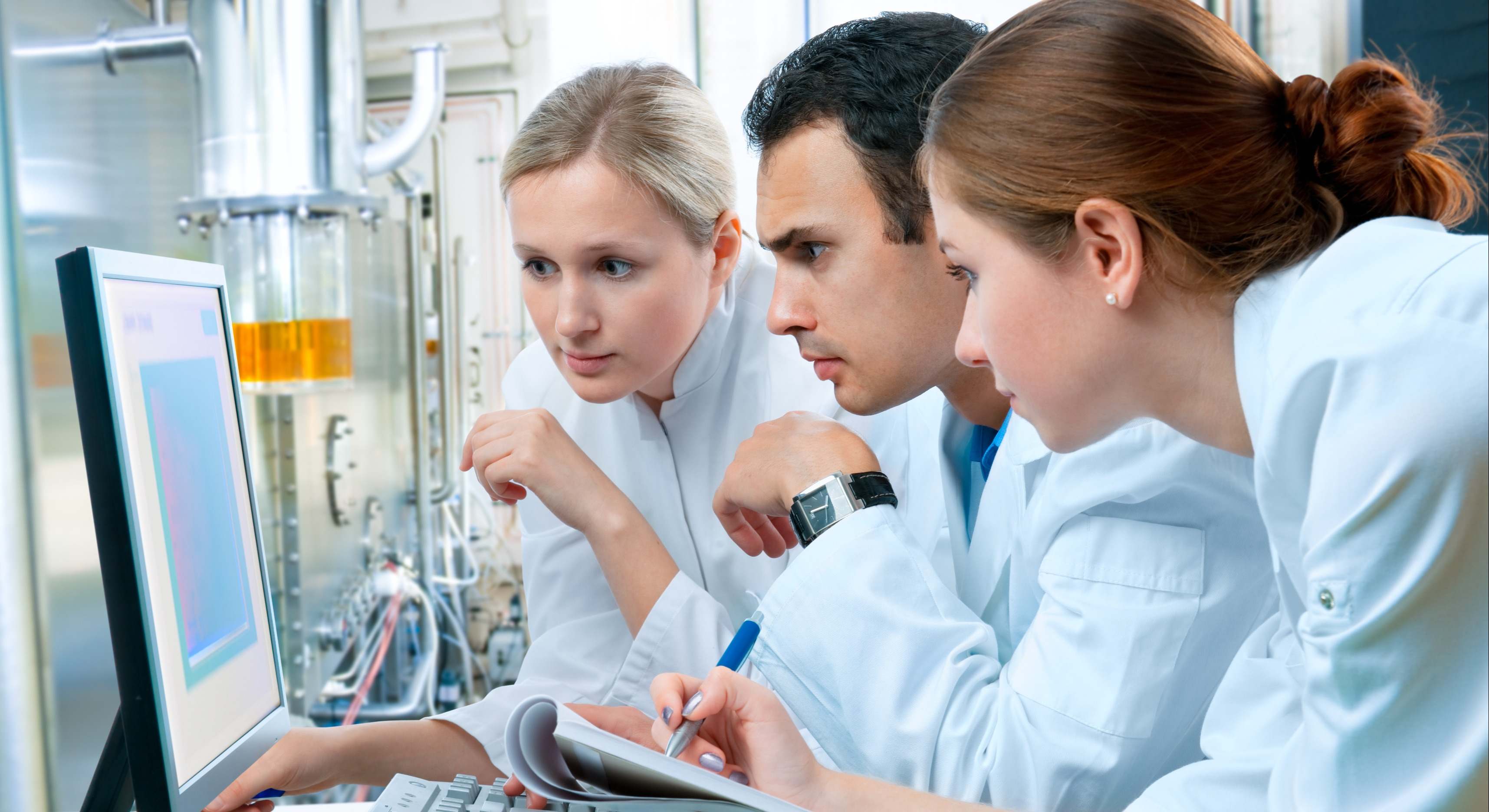 Jóvenes investigadores en el laboratorio. / Foto: Dreamstime