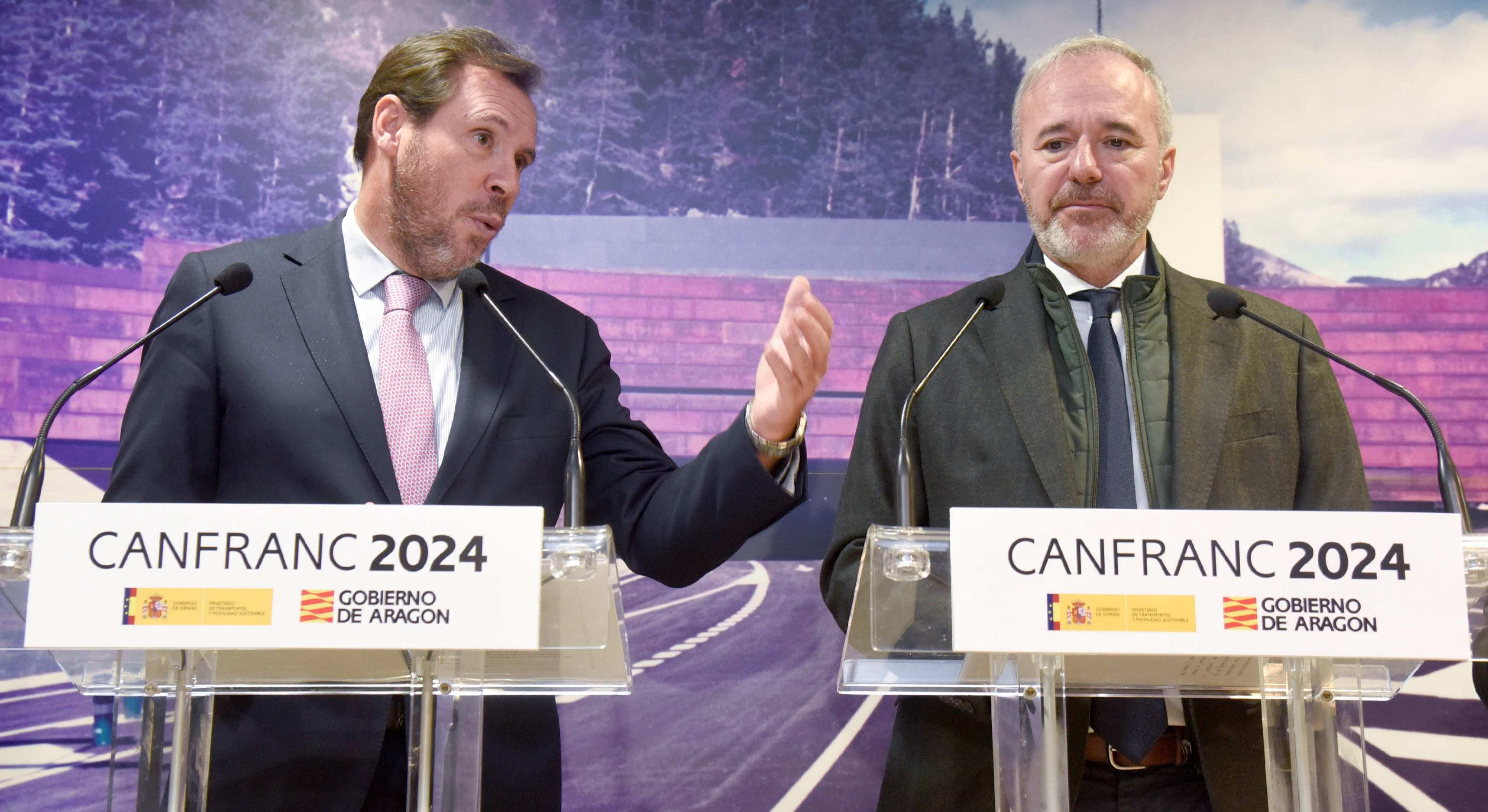 El ministro de Transportes, Óscar Puente, durante la rueda de prensa en Canfrac (Huesca) junto a Jorge Azcón