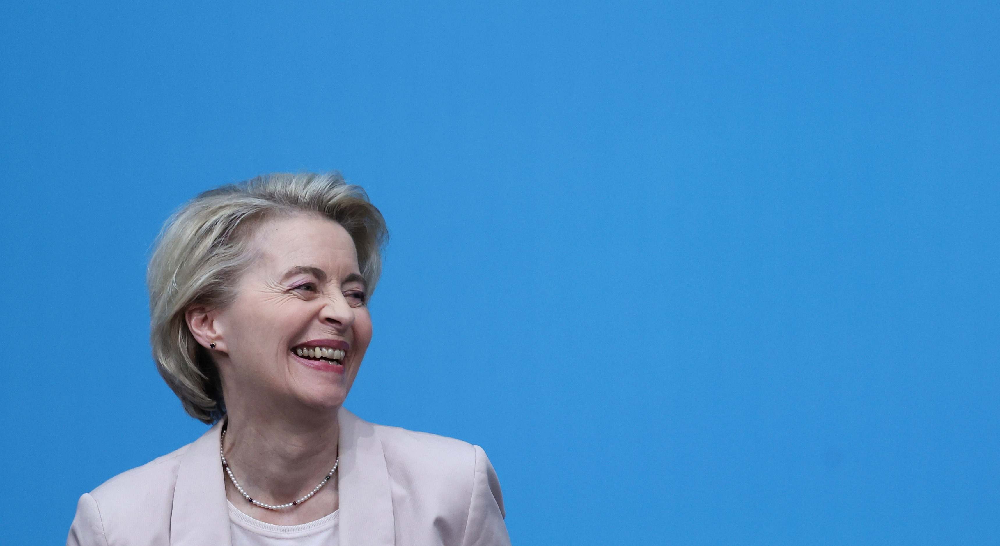 Ursula Von Der Leyen se ríe