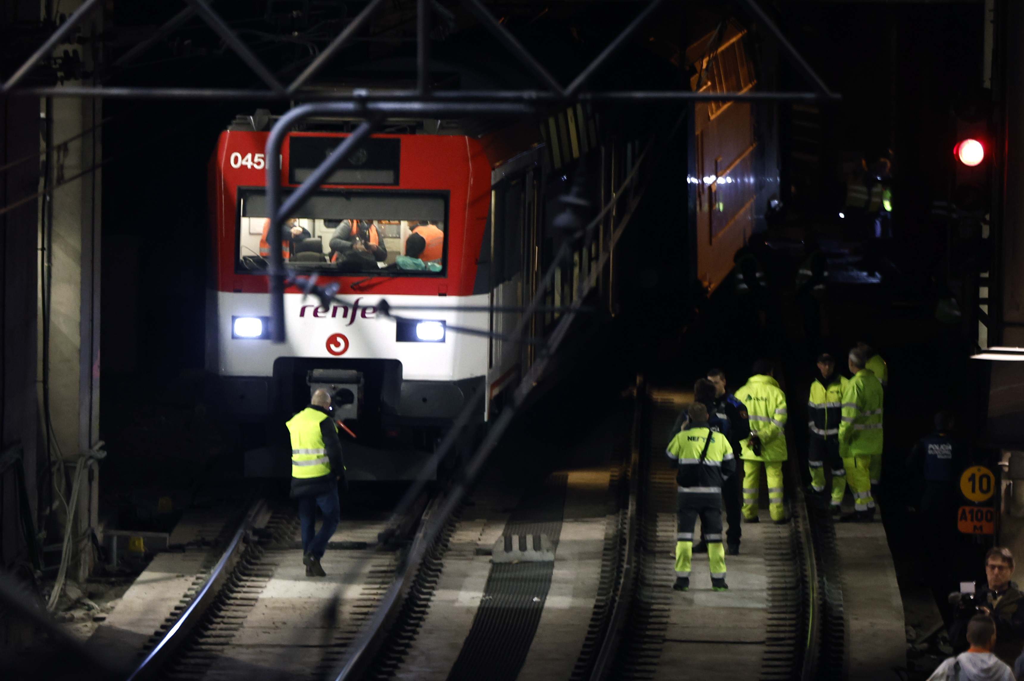 Tren descarrilado en Atocha el pasado martes. / EFE