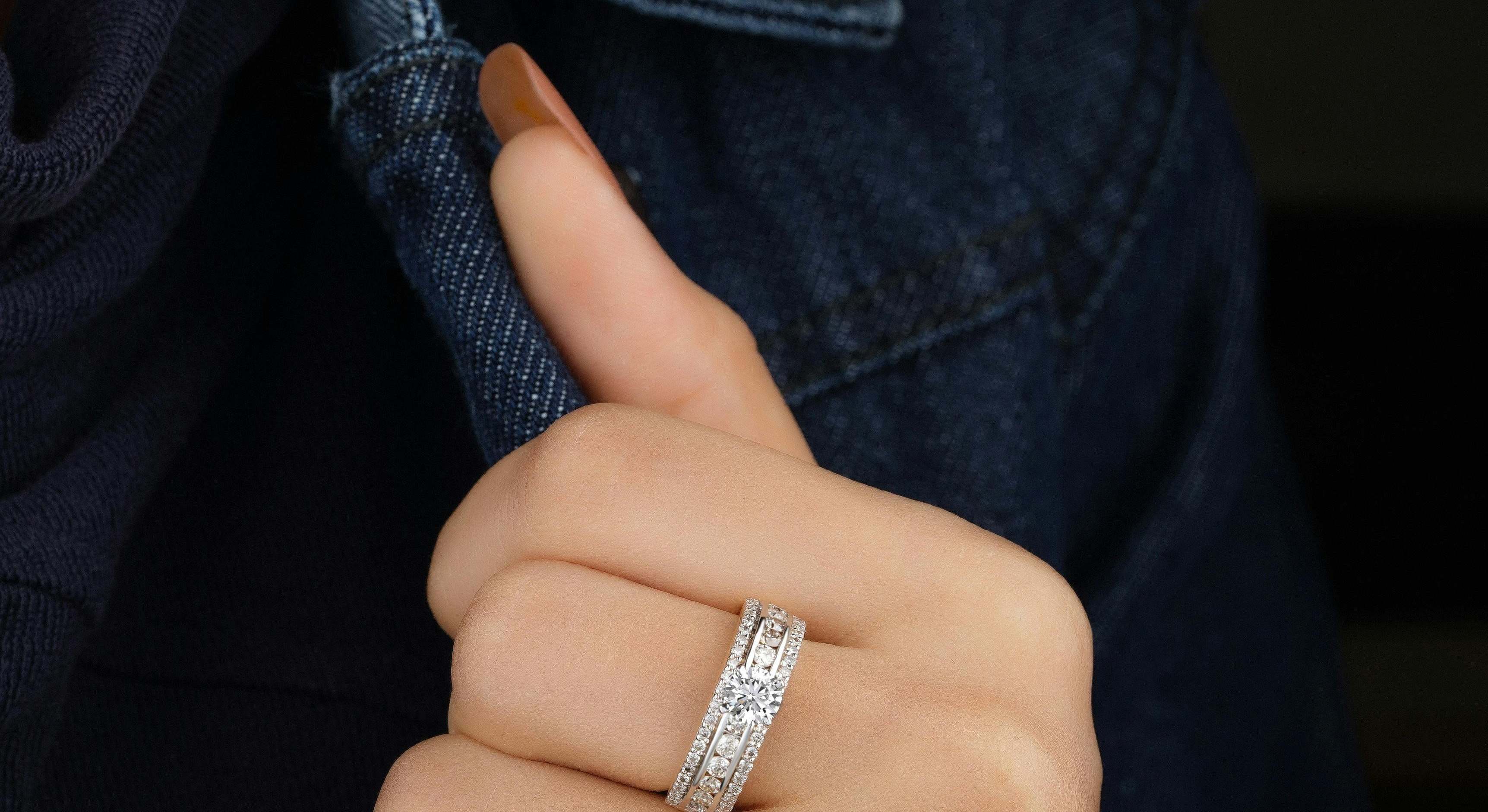Una mujer con el anillo atascado en su dedo