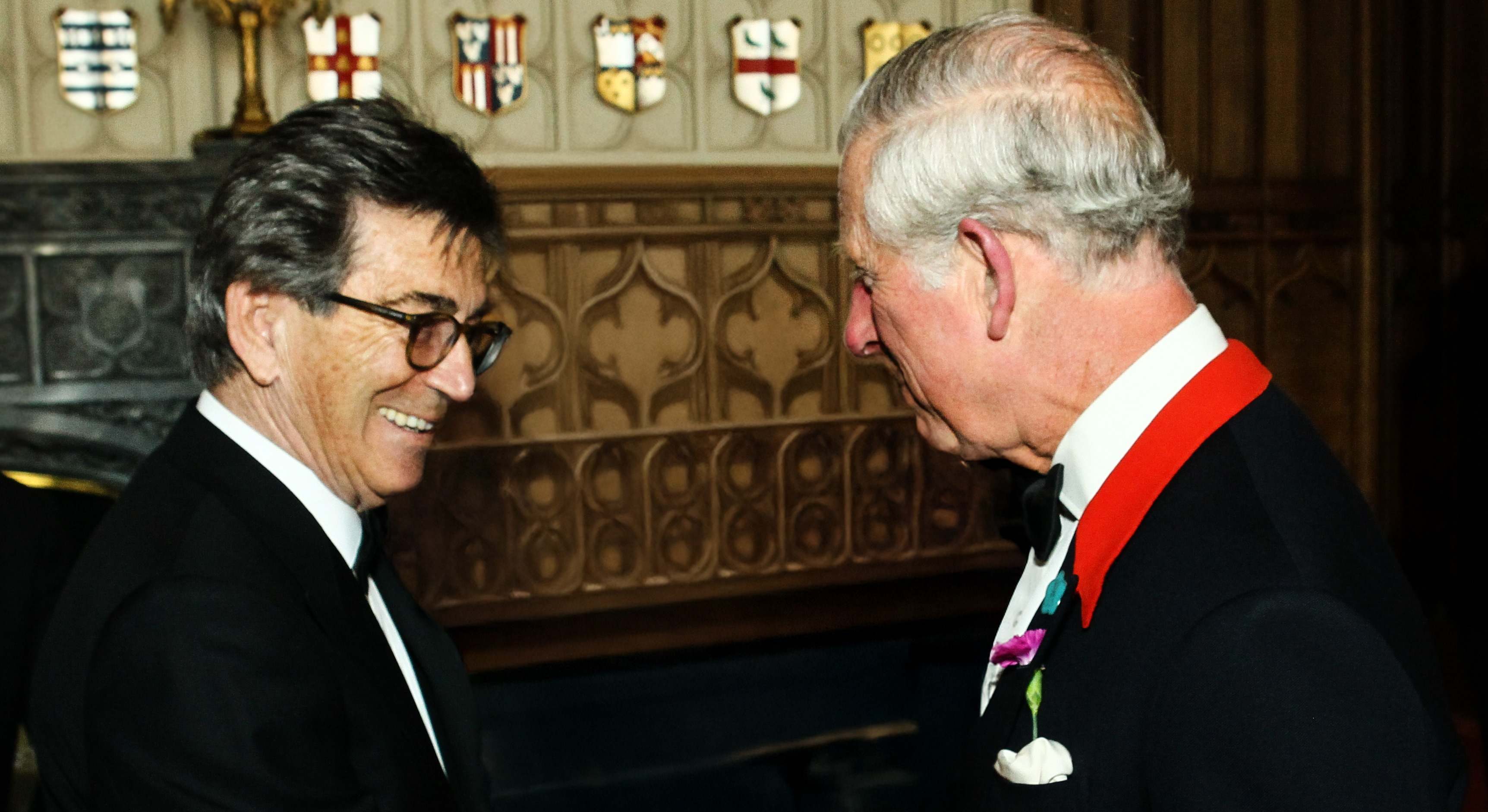 Hector Colonques, presidente de Porcelanosa Grupo, y el entonces principe de Gales, en una cena de gala celebrada en el castillo de Windsor en 2016.jpg