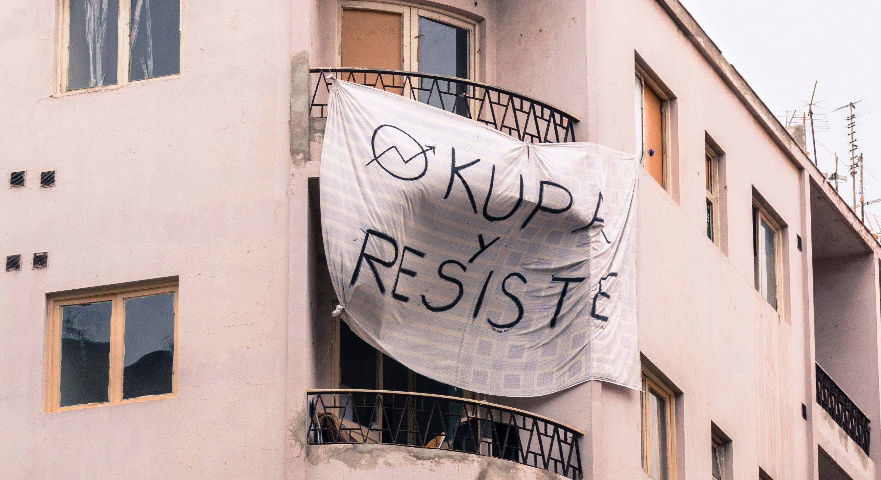 Vista de un bloque de edificios ocupado