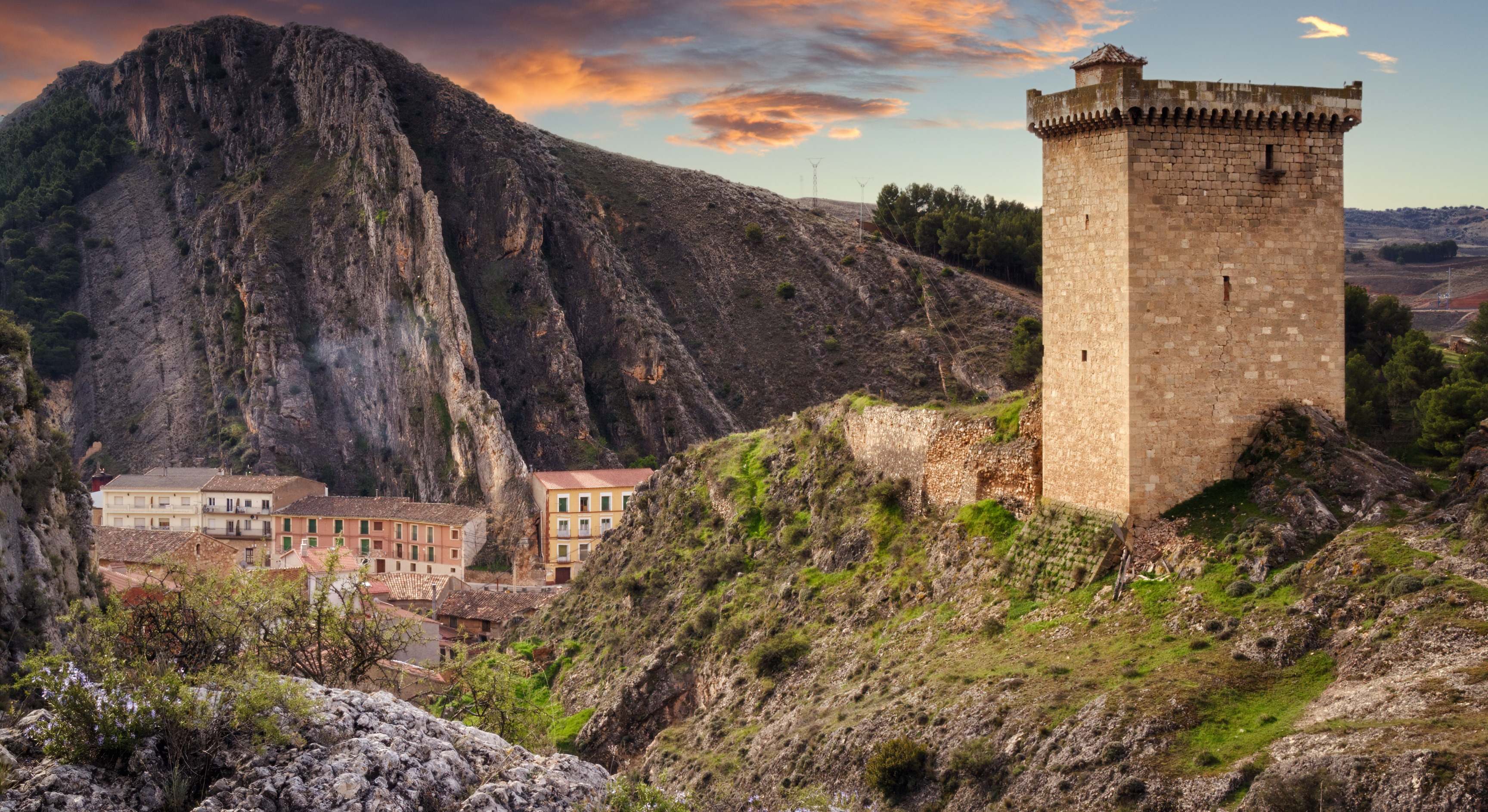 Paisaje con la torre de Alhama de Aragón y las montañas que la rodean,