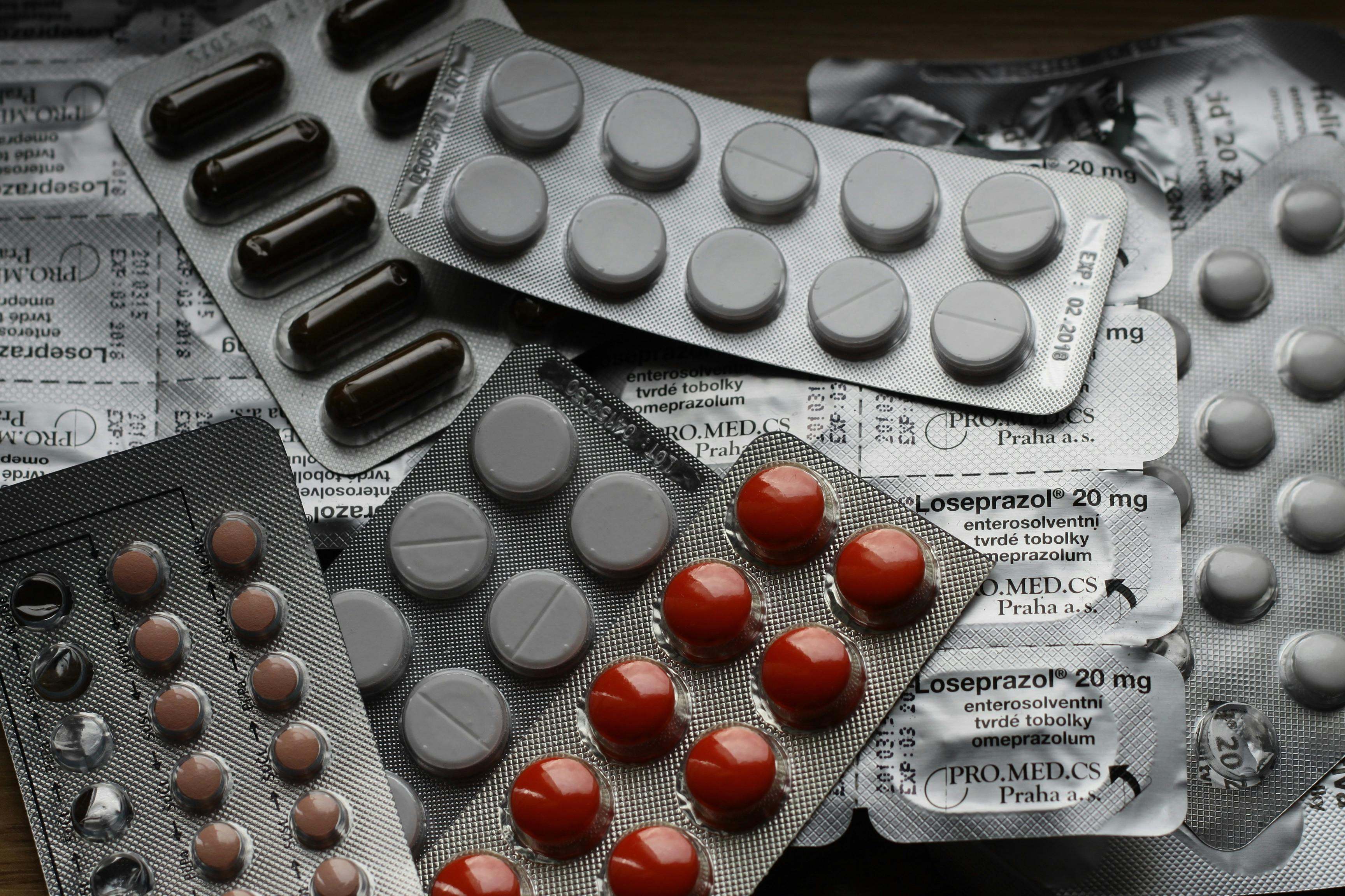 Varios medicamentos de una farmacia juntos y apilados