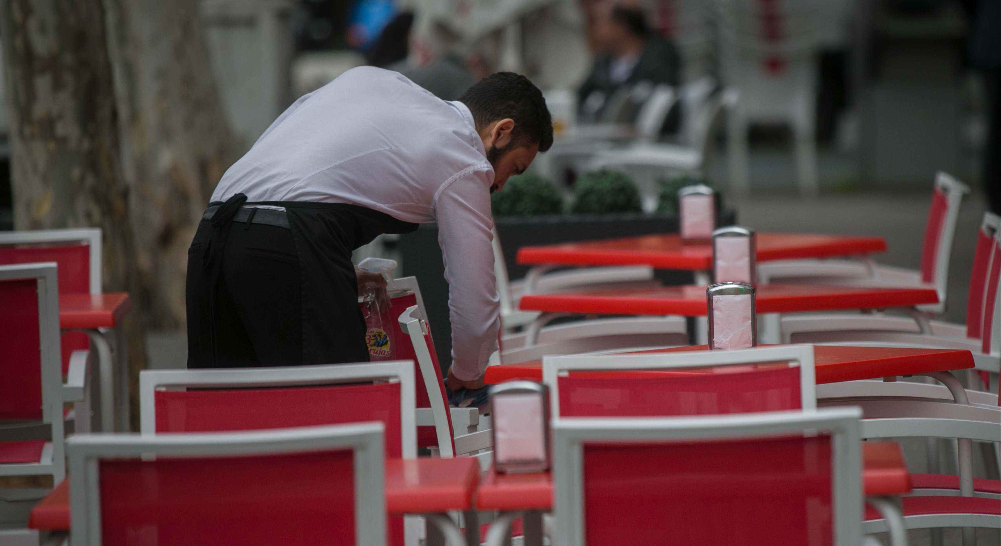Un trabajador del sector de la hostelería. Europa Press
