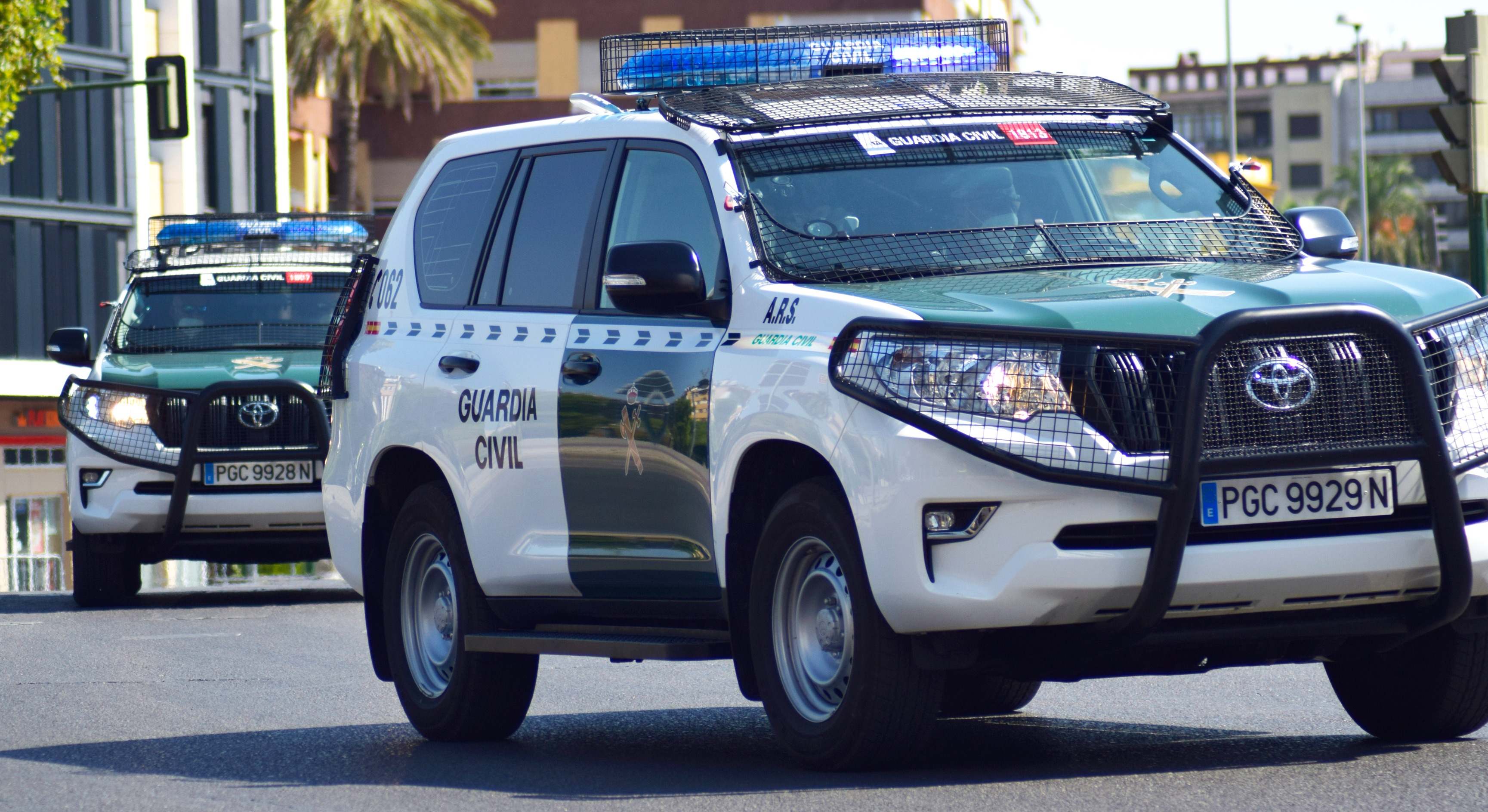 Dos vehículos de la guardia civil circulando por la ciudad
