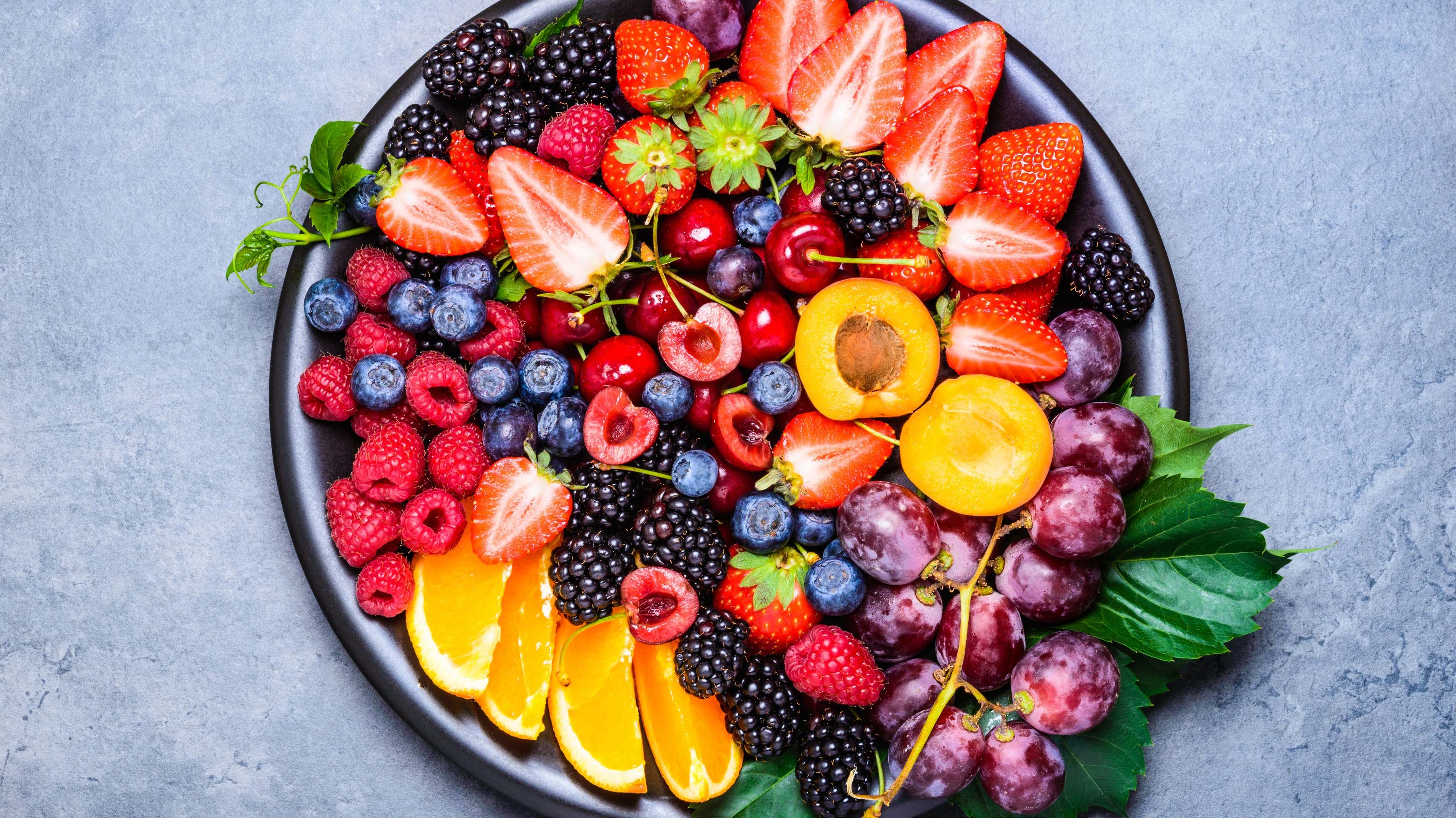 Popurrí de frutas frescas sobre una bandeja