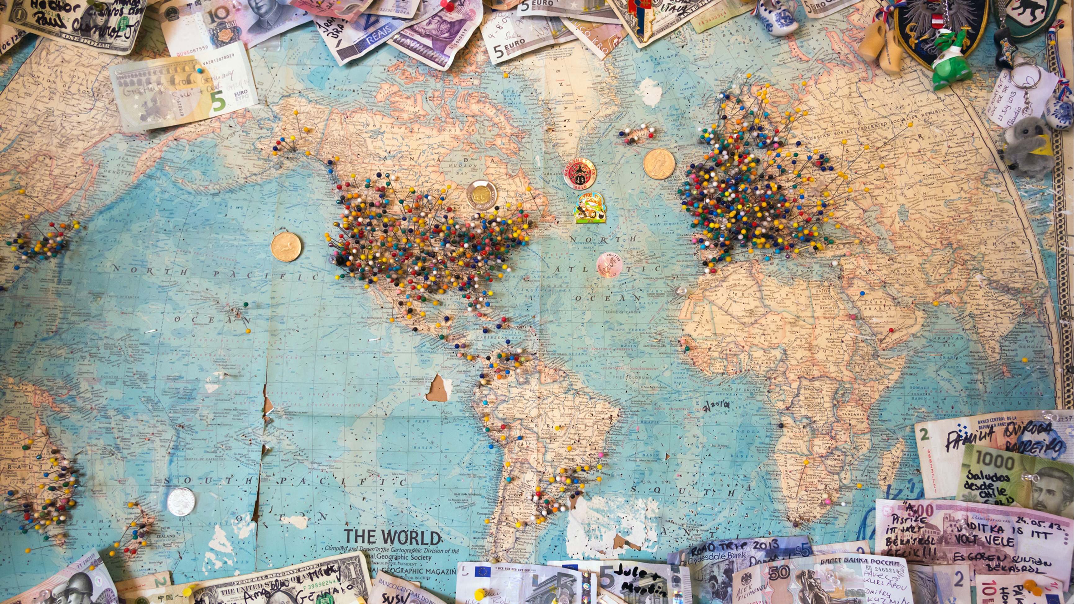 Mapa del mundo con dinero alrededor