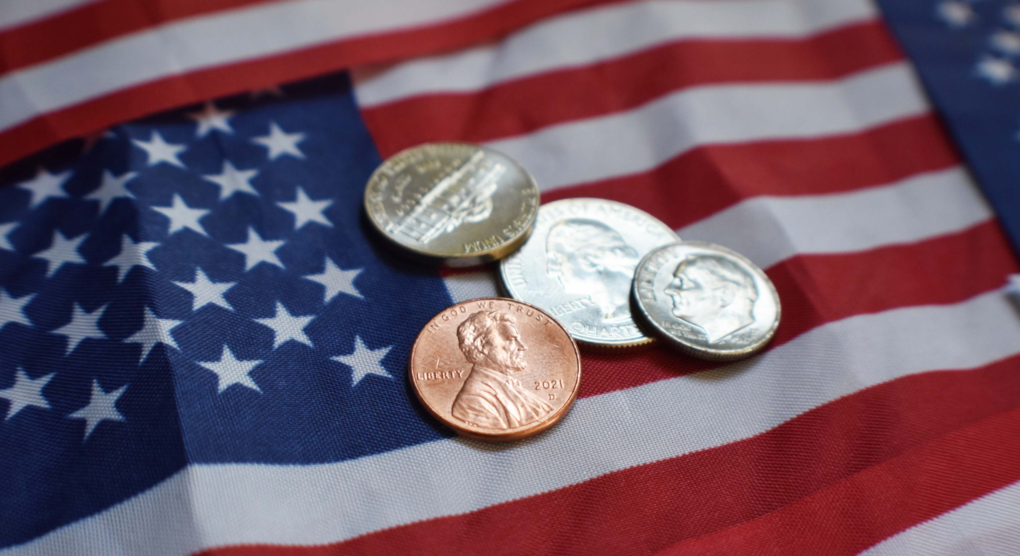 Bandera de Estados Unidos con monedas