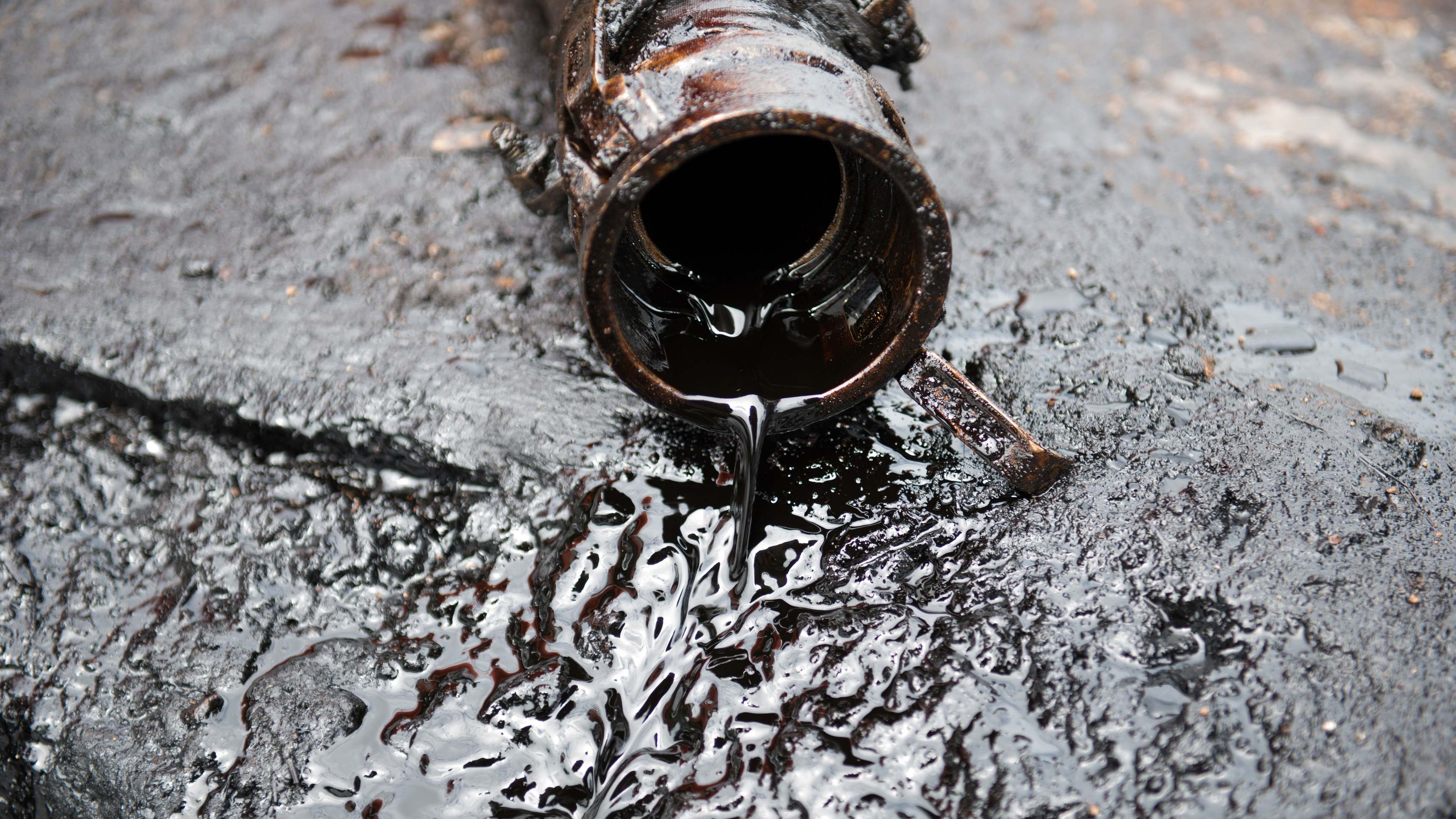 El petróleo cae por una tubería directamente al suelo