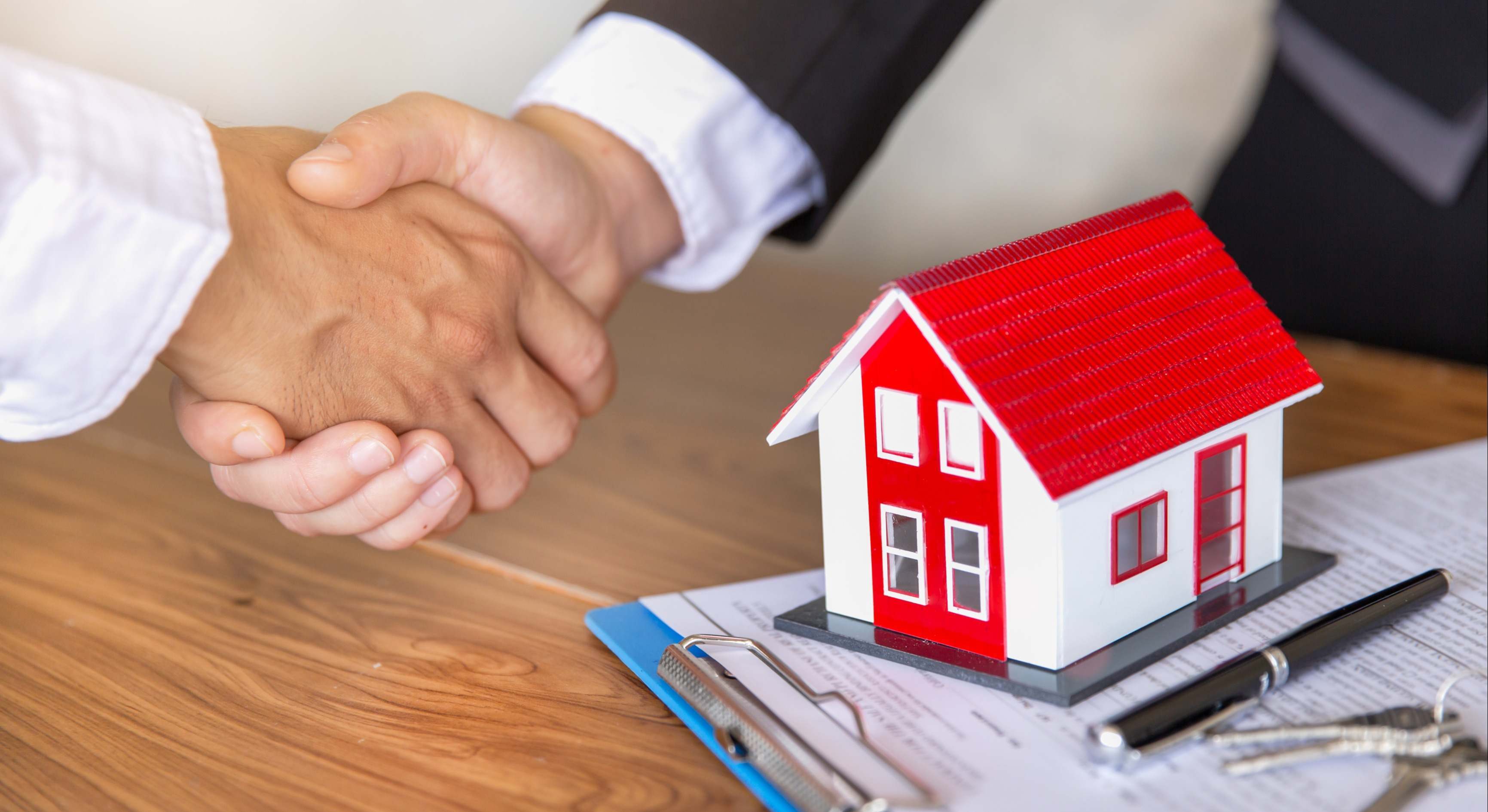 Contrato de arras al comprar una vivienda. / Foto: Dreamstime