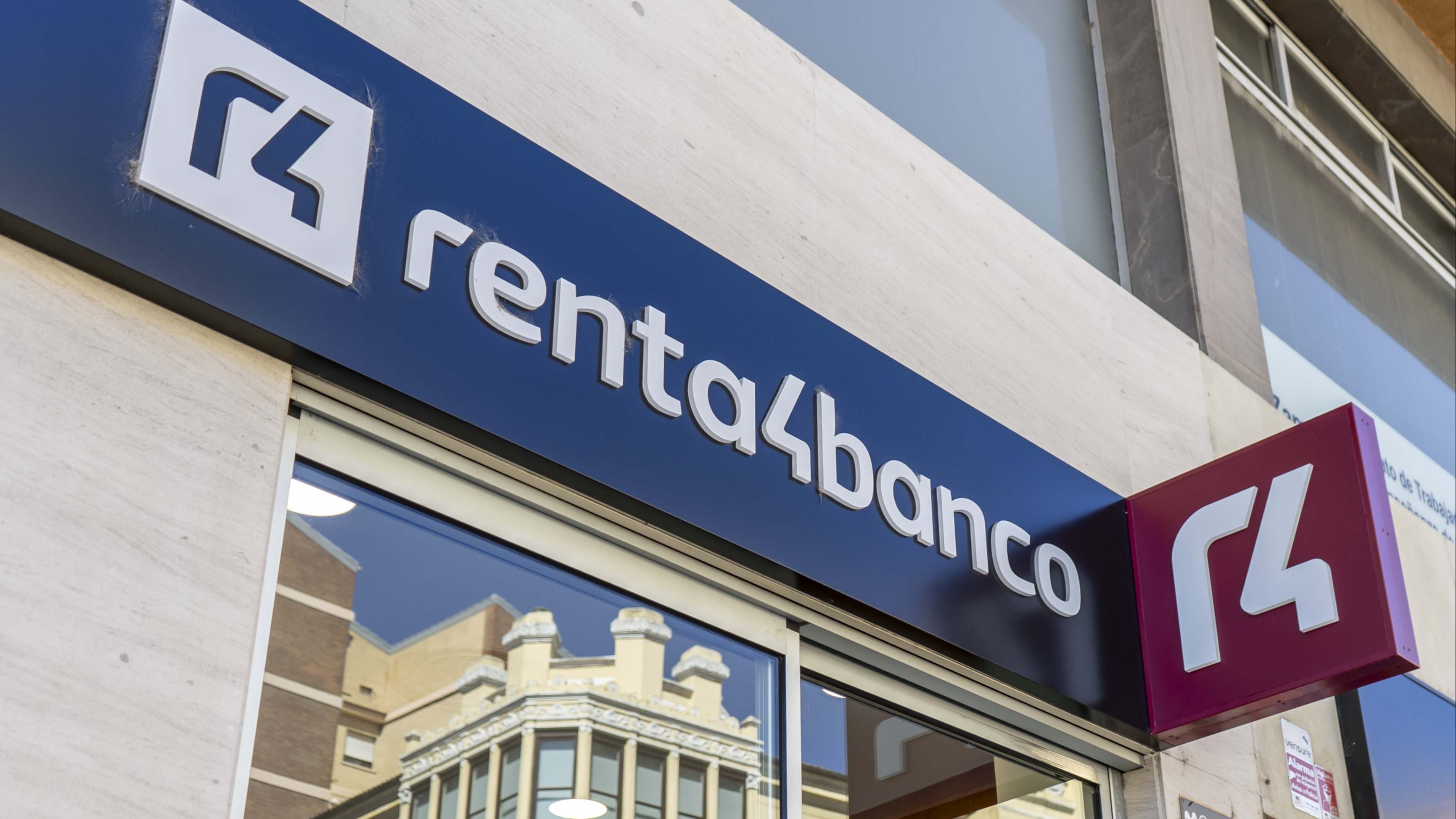 Fachada de una oficina de Renta 4 Banco