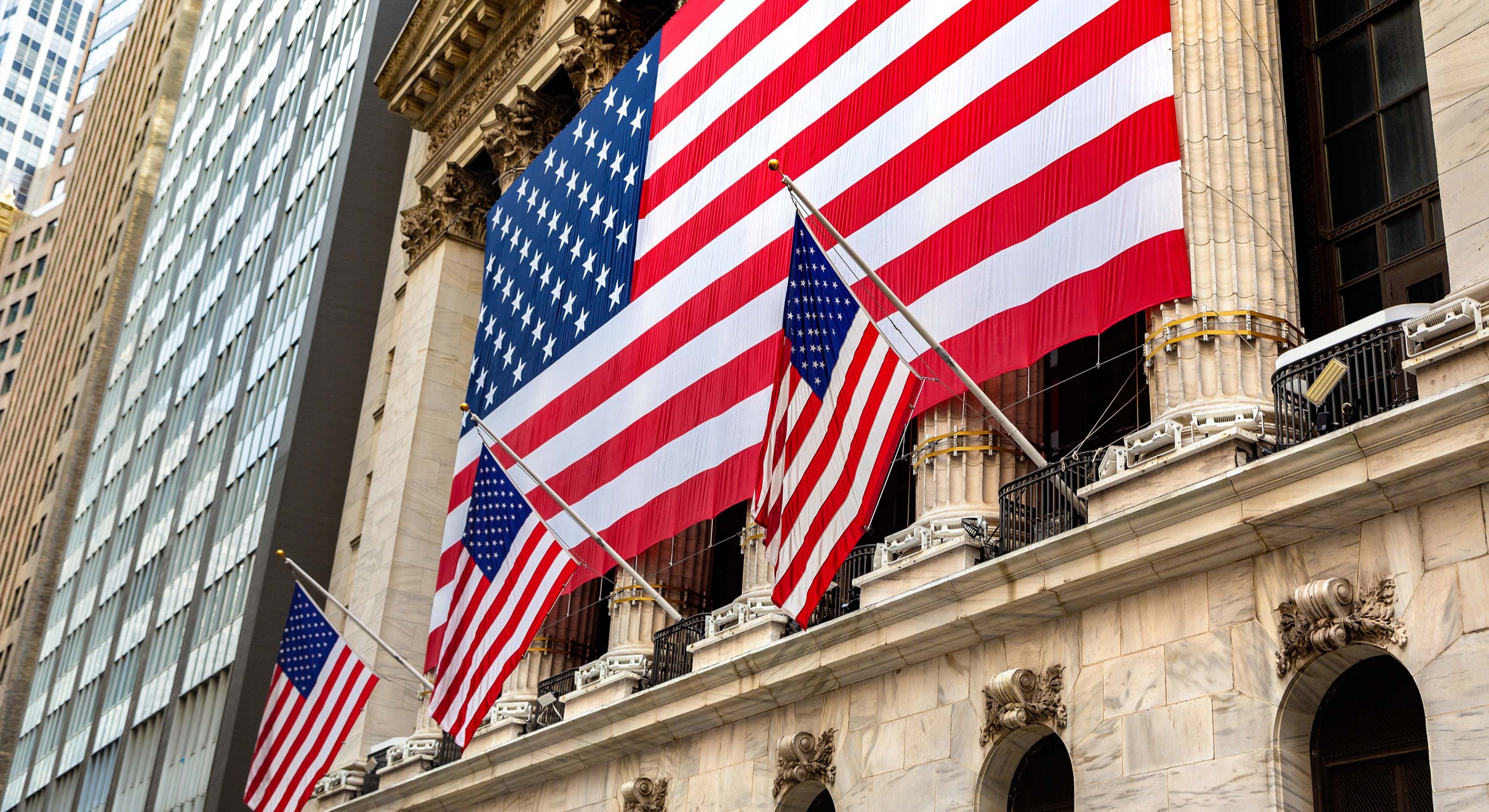 Banderas de EEUu adornando Wall Street (dreamstime)