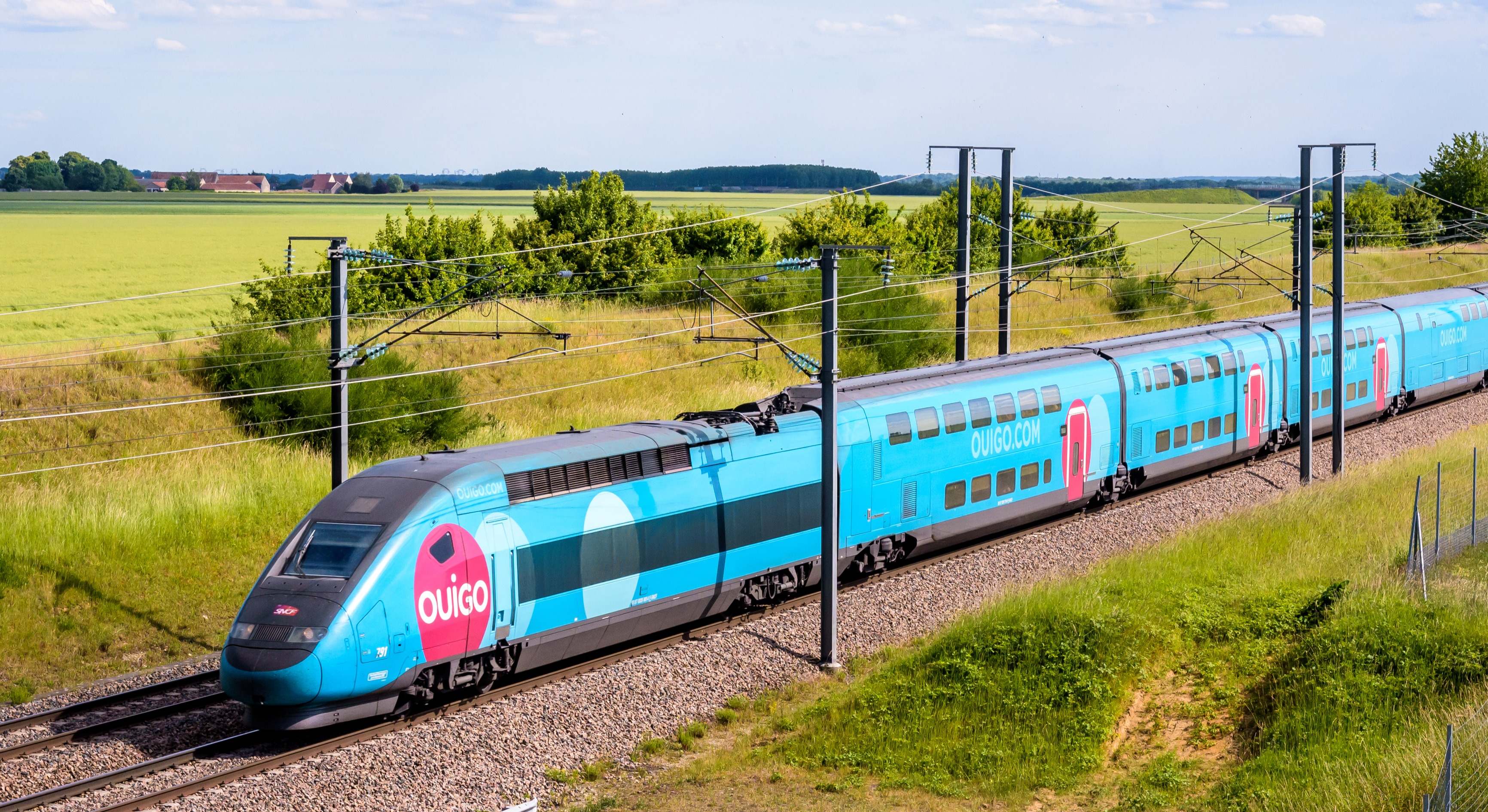 Tren de la empresa Ouigo circulando por las vías