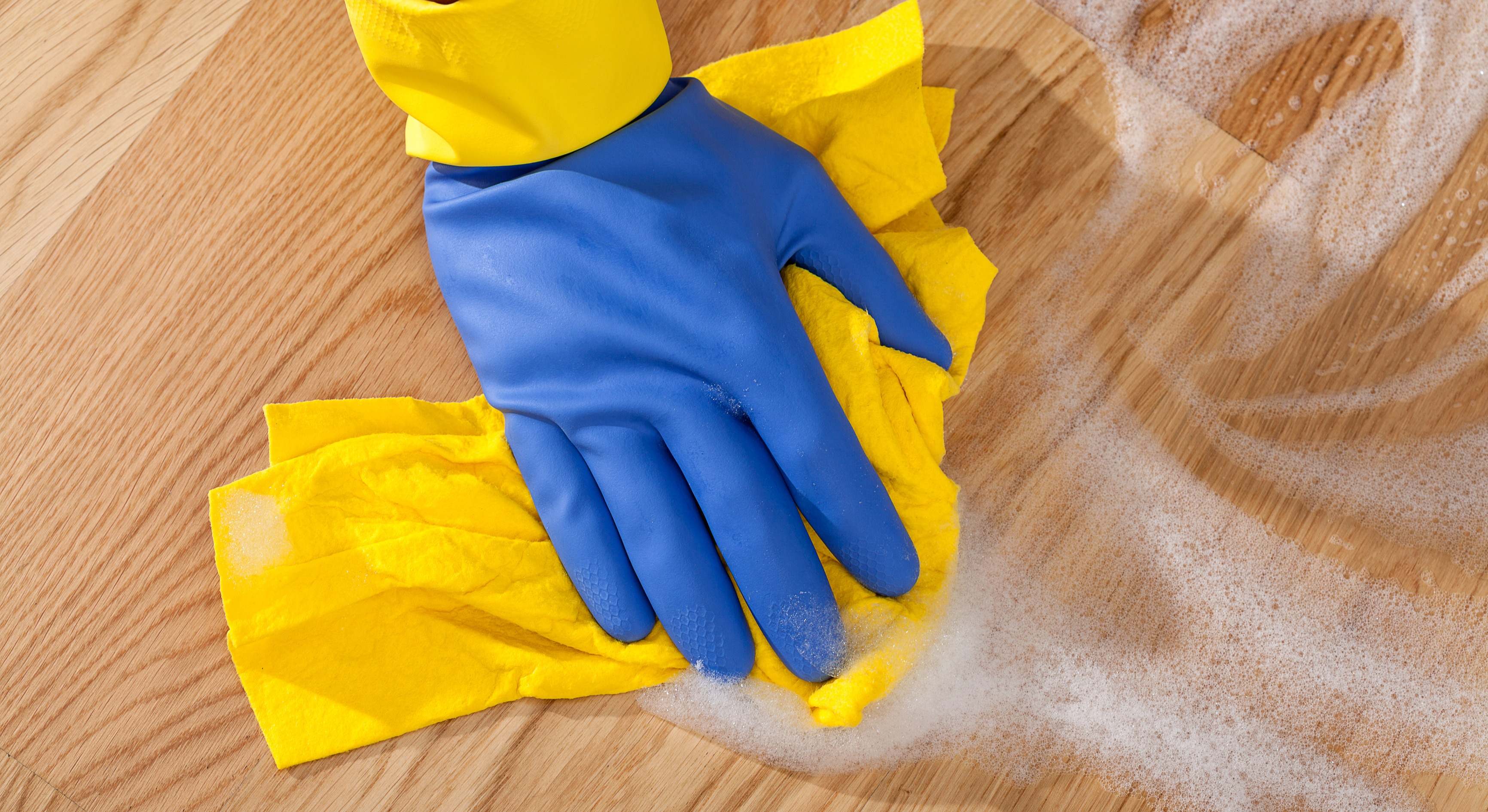 Limpieza del suelo de madera en casa. / Foto: Dreamstime