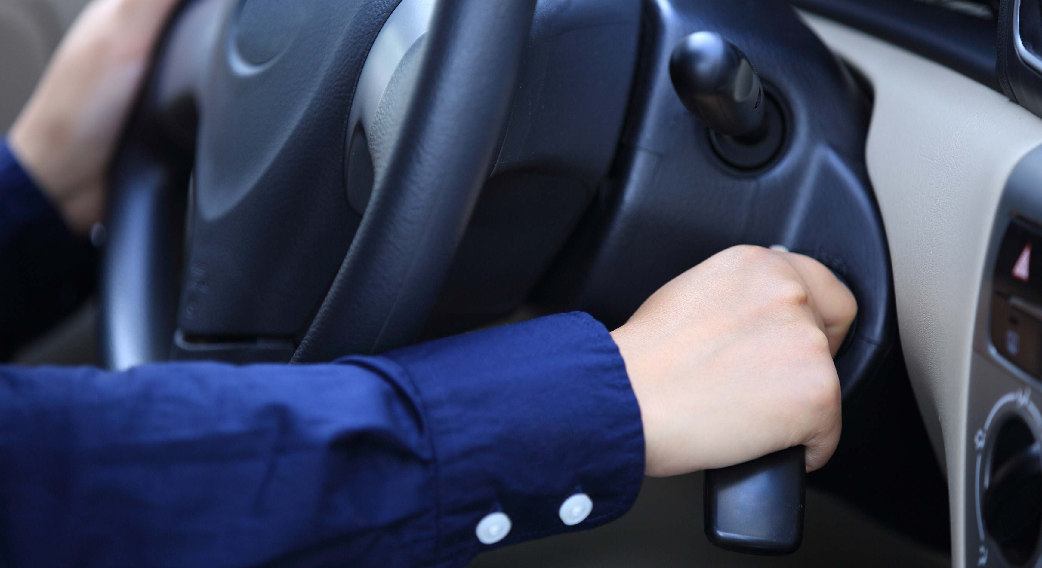 Conductor arrancando el coche
