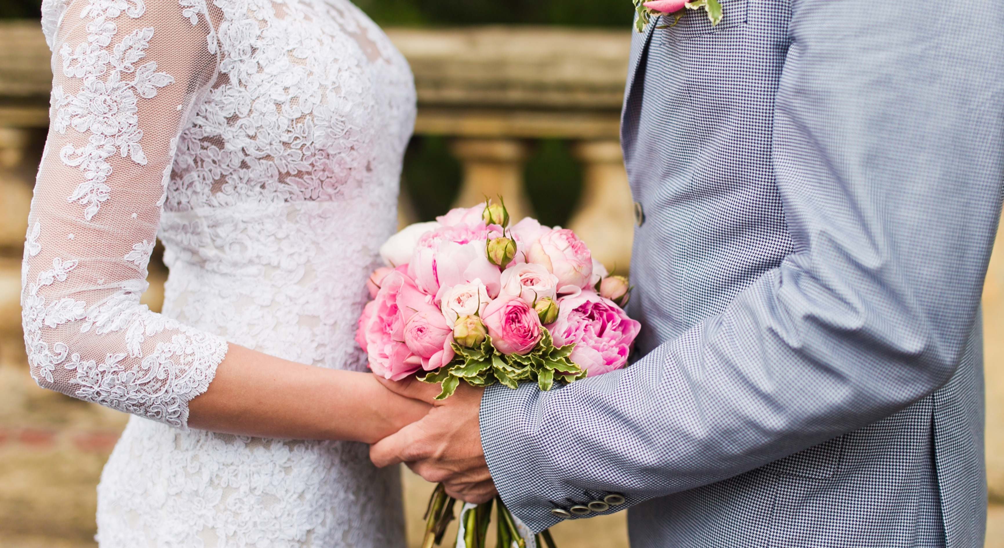 Una pareja de novios durante su boda. / Foto: Dreamstime