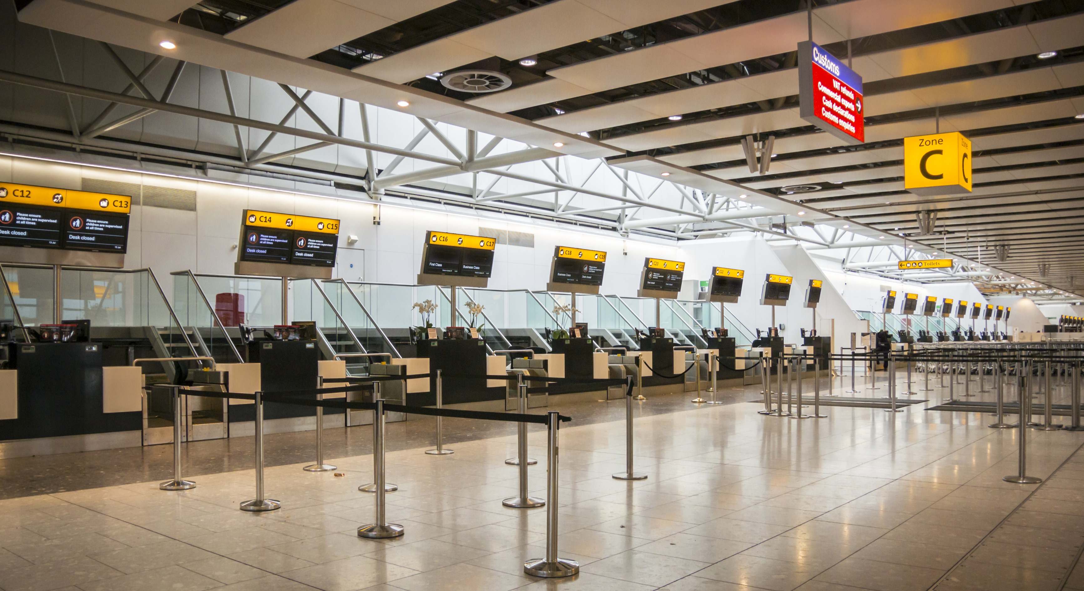Mostradores de facturación cerrados en el Aeropuerto Heathrow de Londres. / Foto: Dreamstime