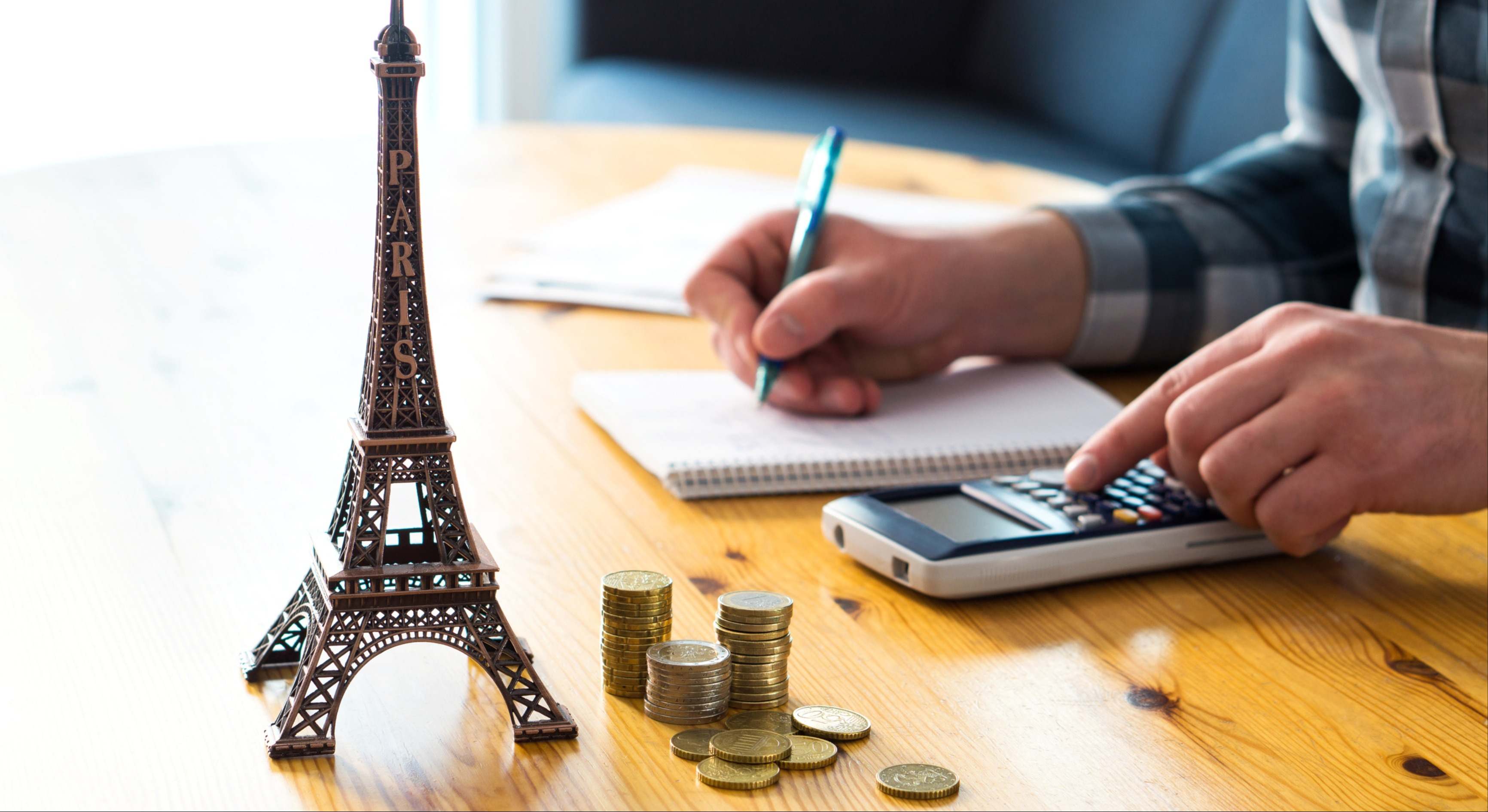 Un hombre calcula el presupuesto para las vacaciones. / Foto: Dreamstime