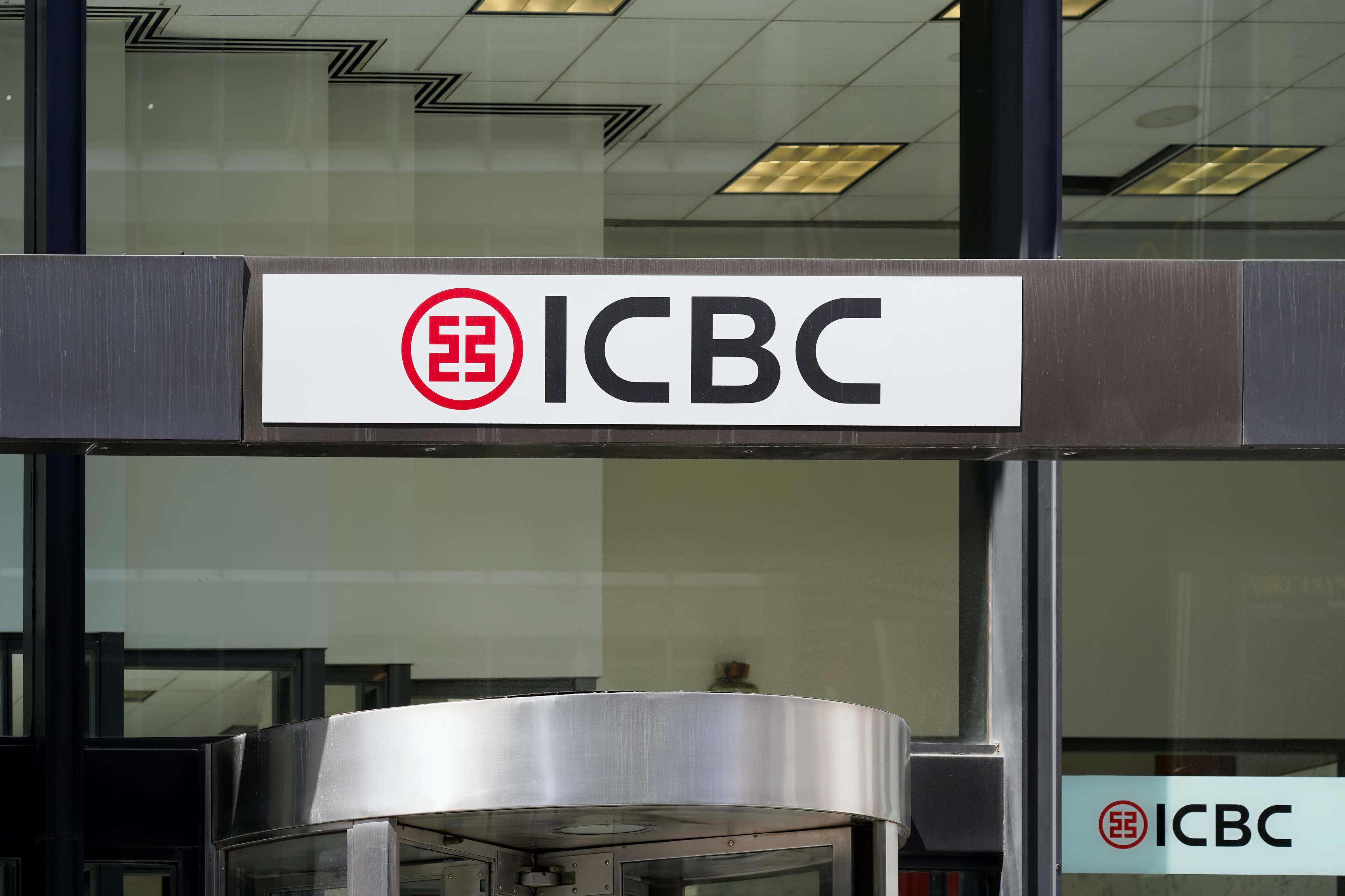 Puerta de entrada del banco ICBC en Nueva York