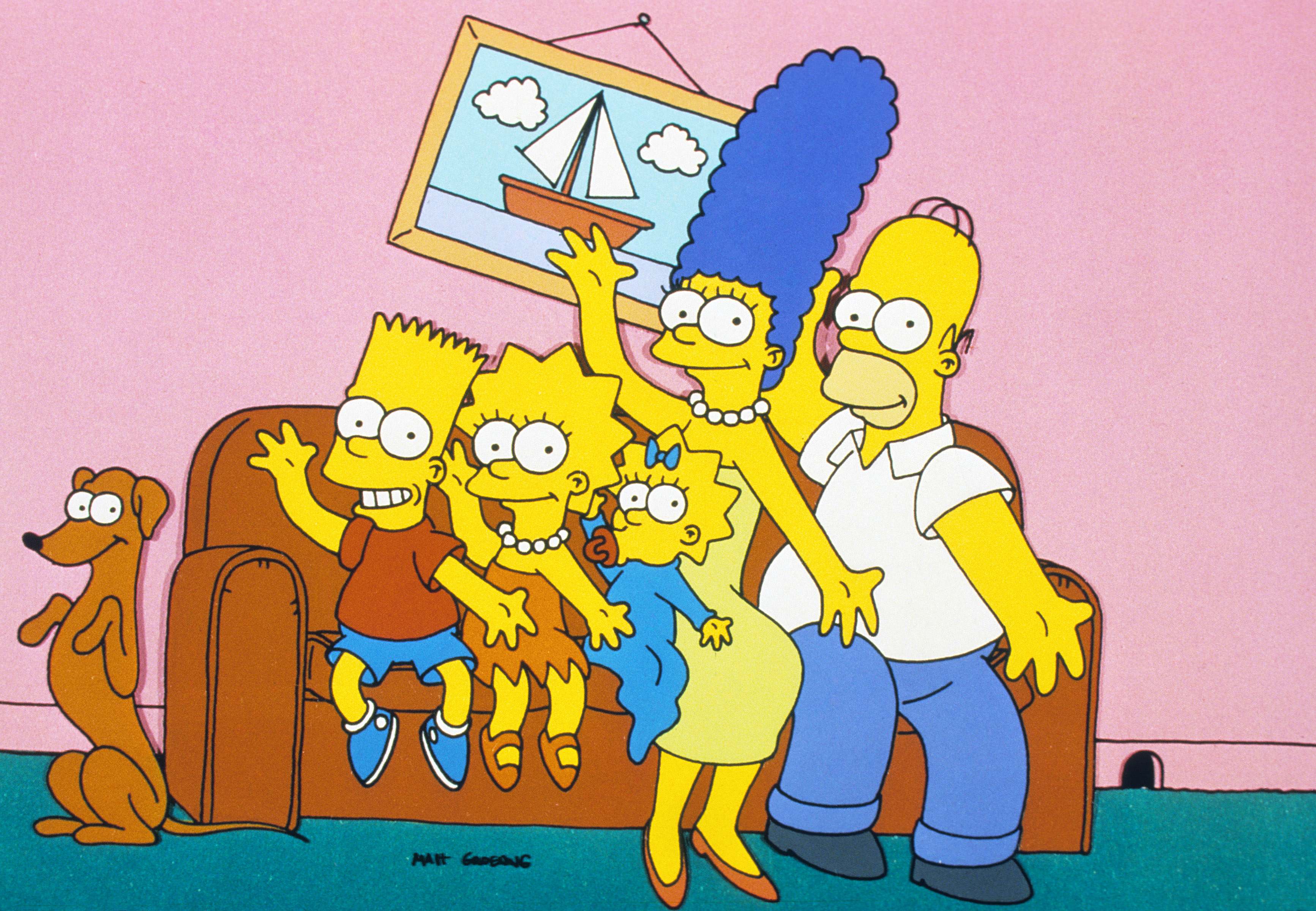 La familia de los Simpson sentados en su icónico sofá.