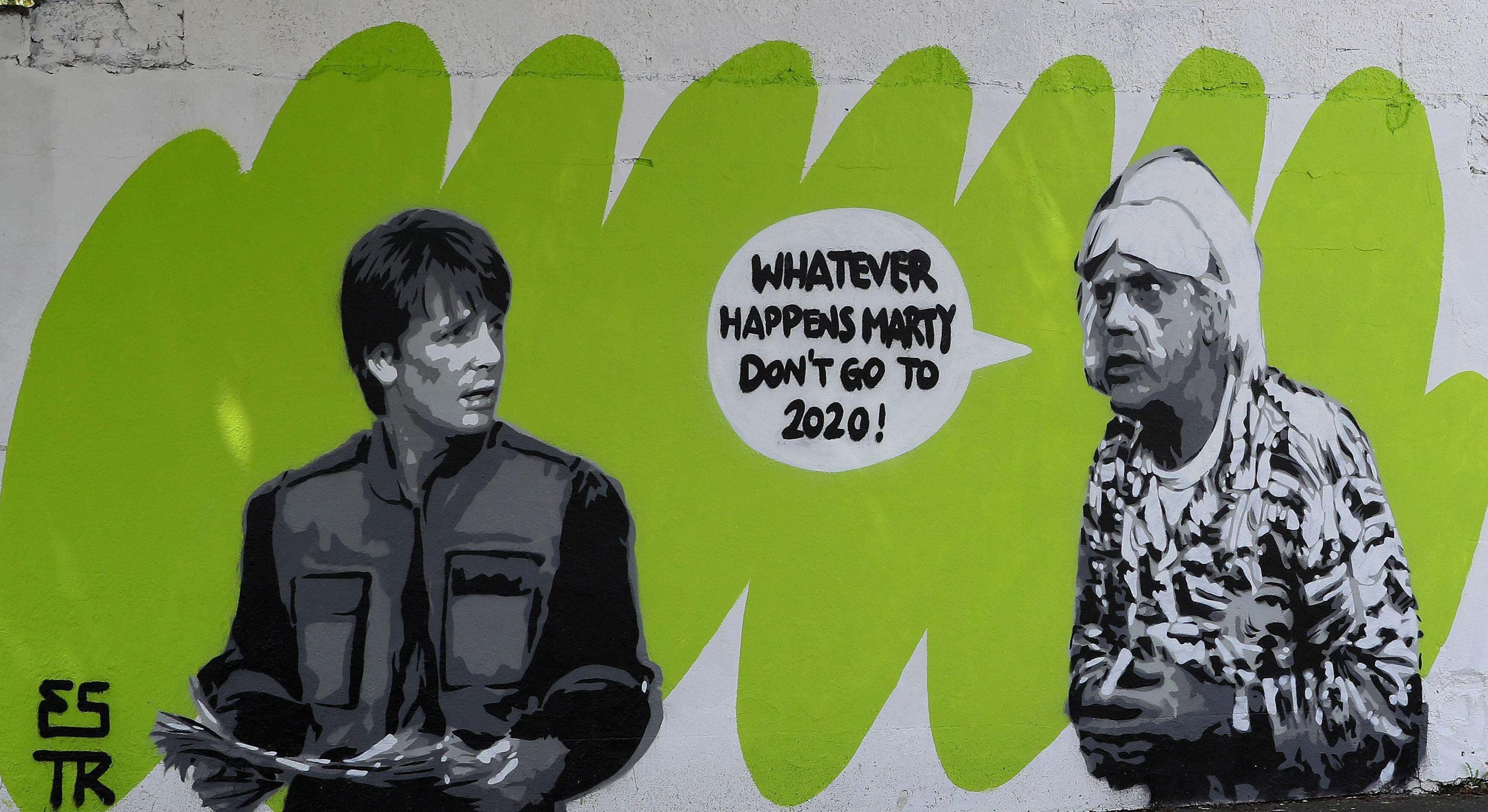 Un graffiti sobre regreso al futuro y la vuelta a 2020