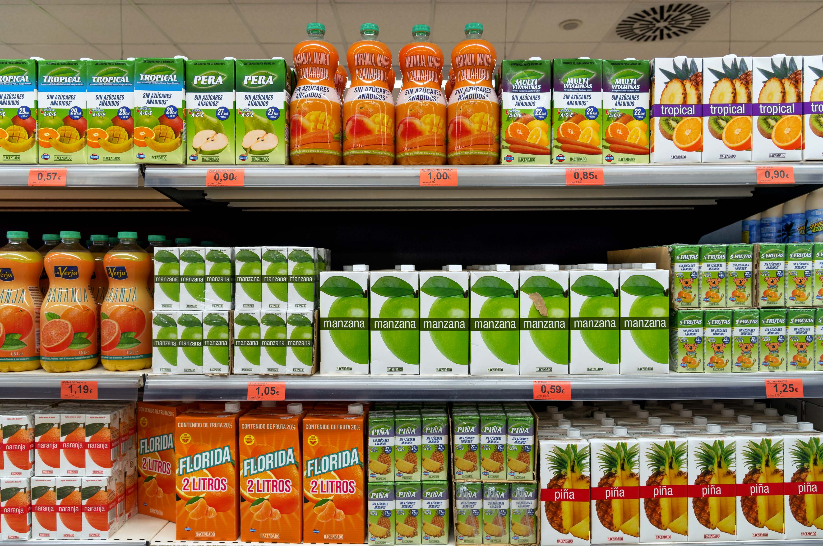 Lineal de bebidas en un supermercado Mercadona. / Foto: Dreamstime
