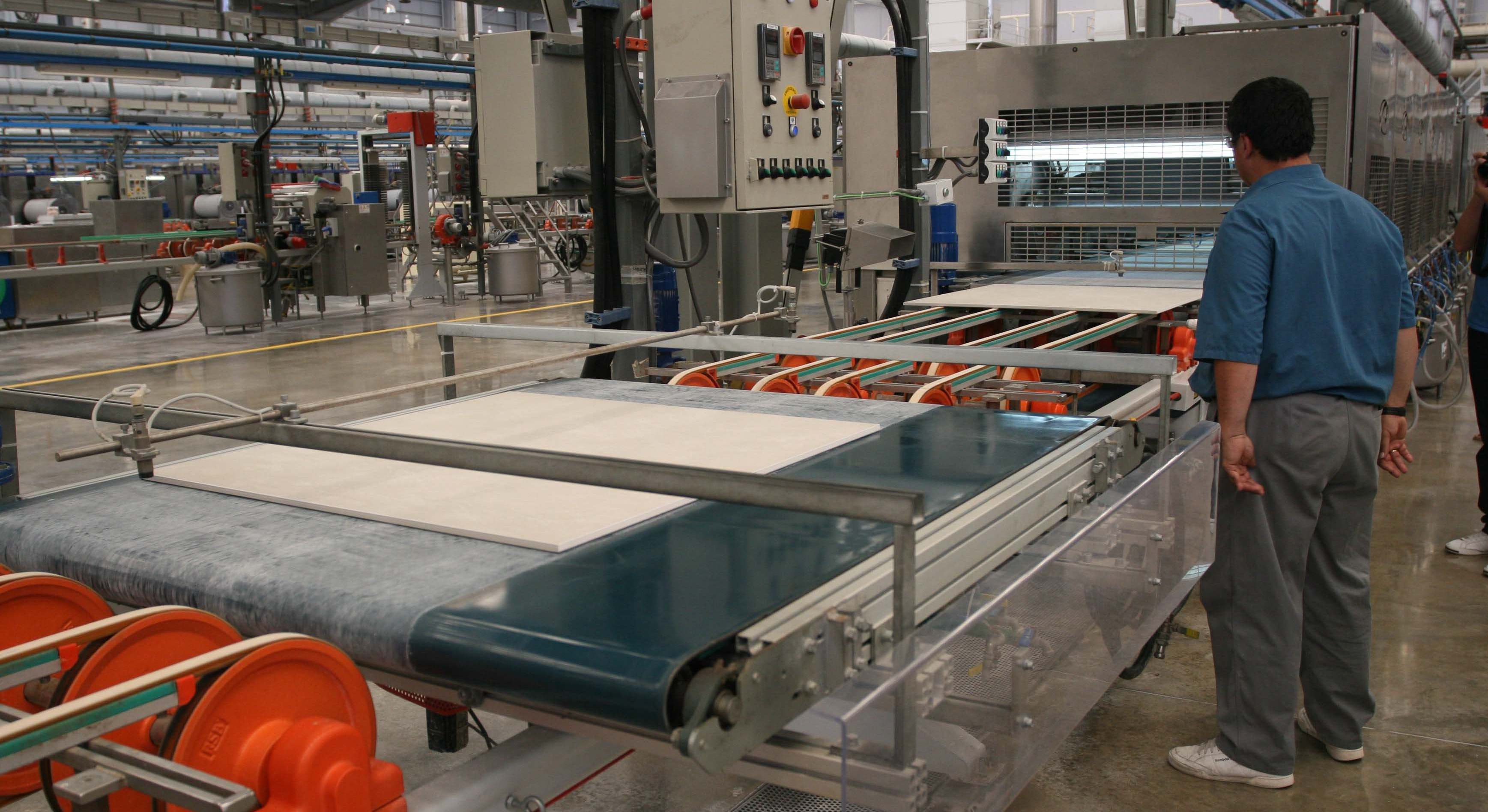 Un operario en una planta de Porcelanosa