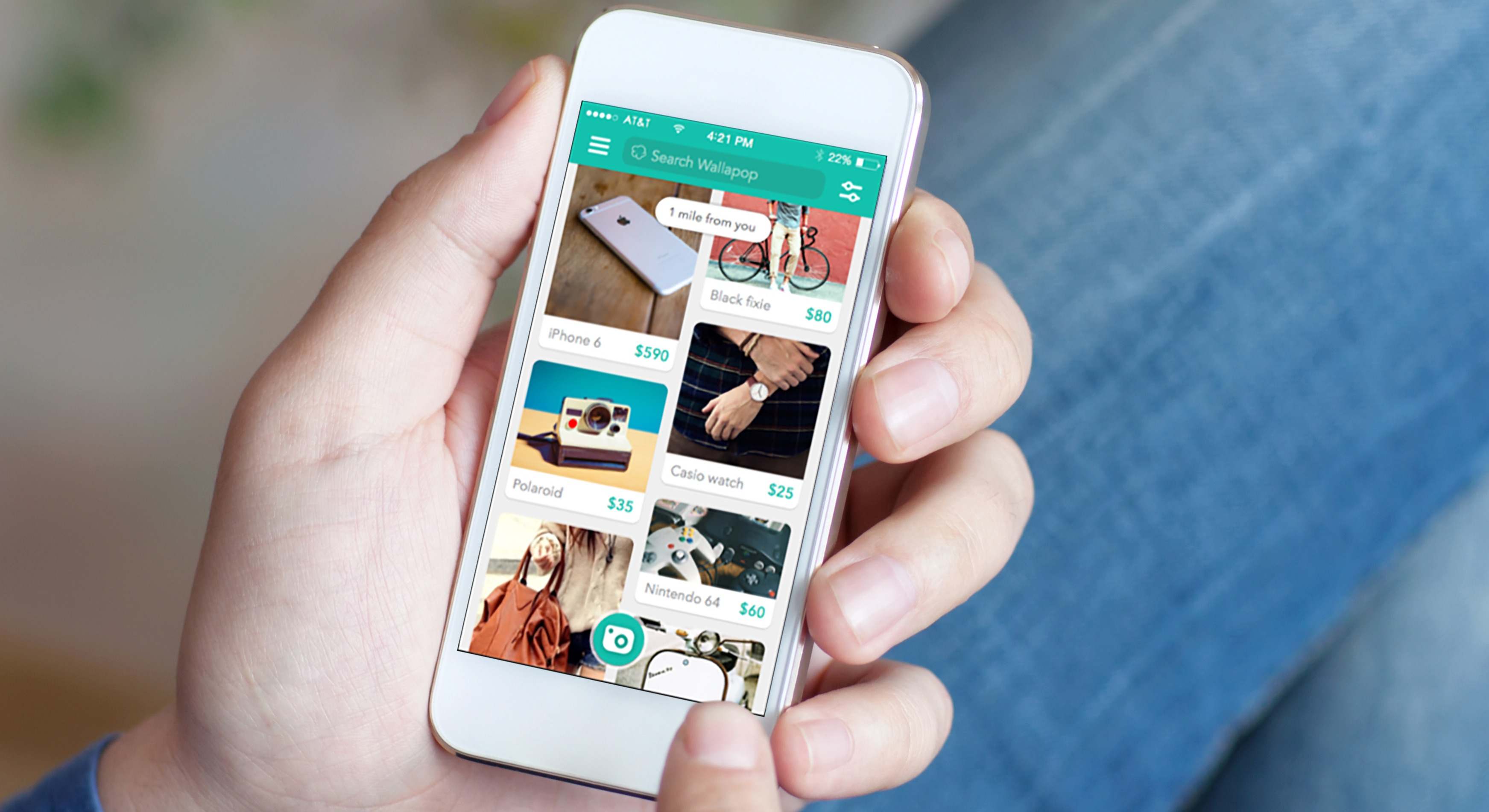 Una persona mira la aplicación de Wallapop en su móvil