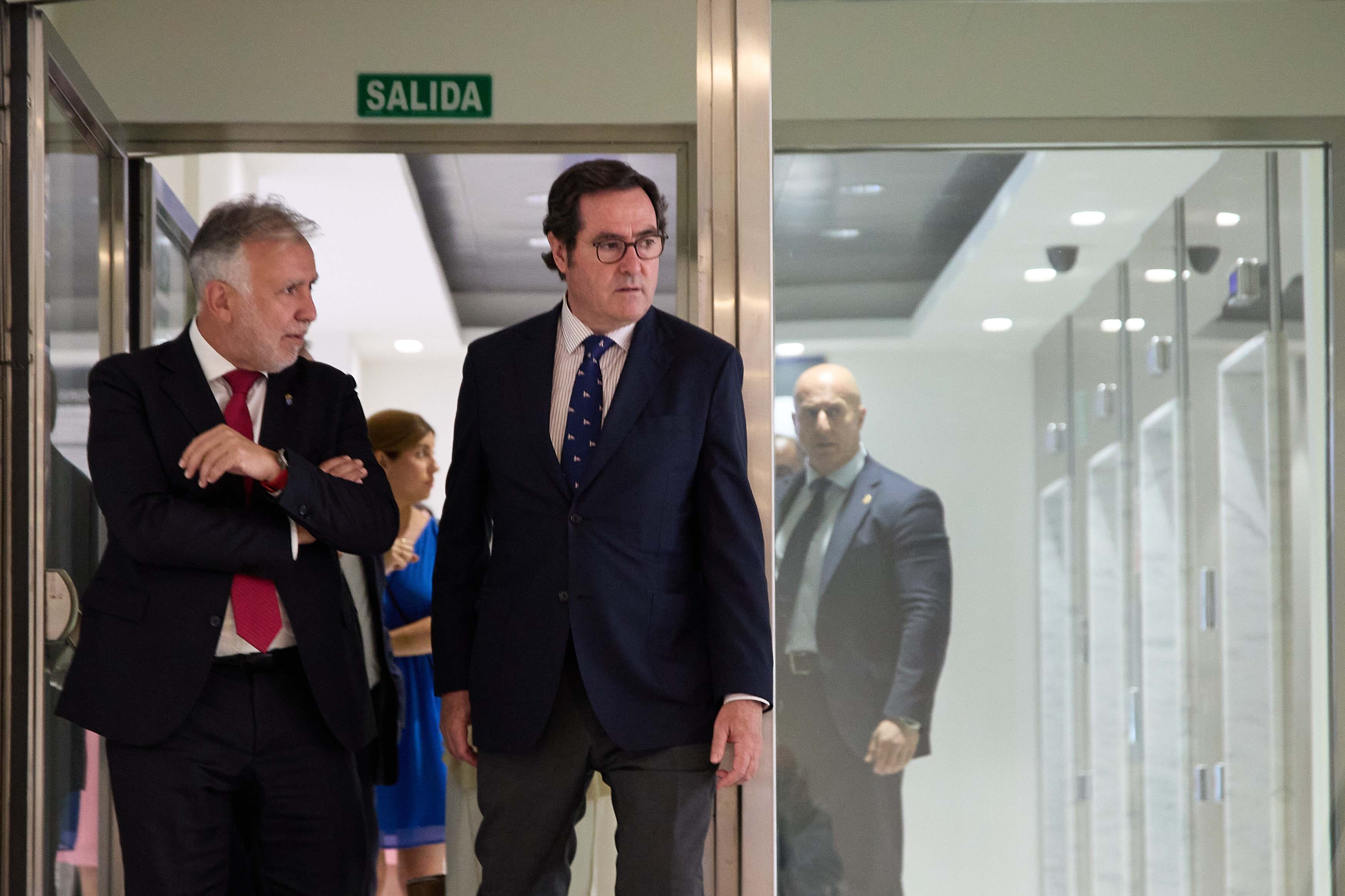 EuropaPress_5309523_presidente_gobierno_canarias_angel_victor_torres_presidente_ceoe_antonio.jpg