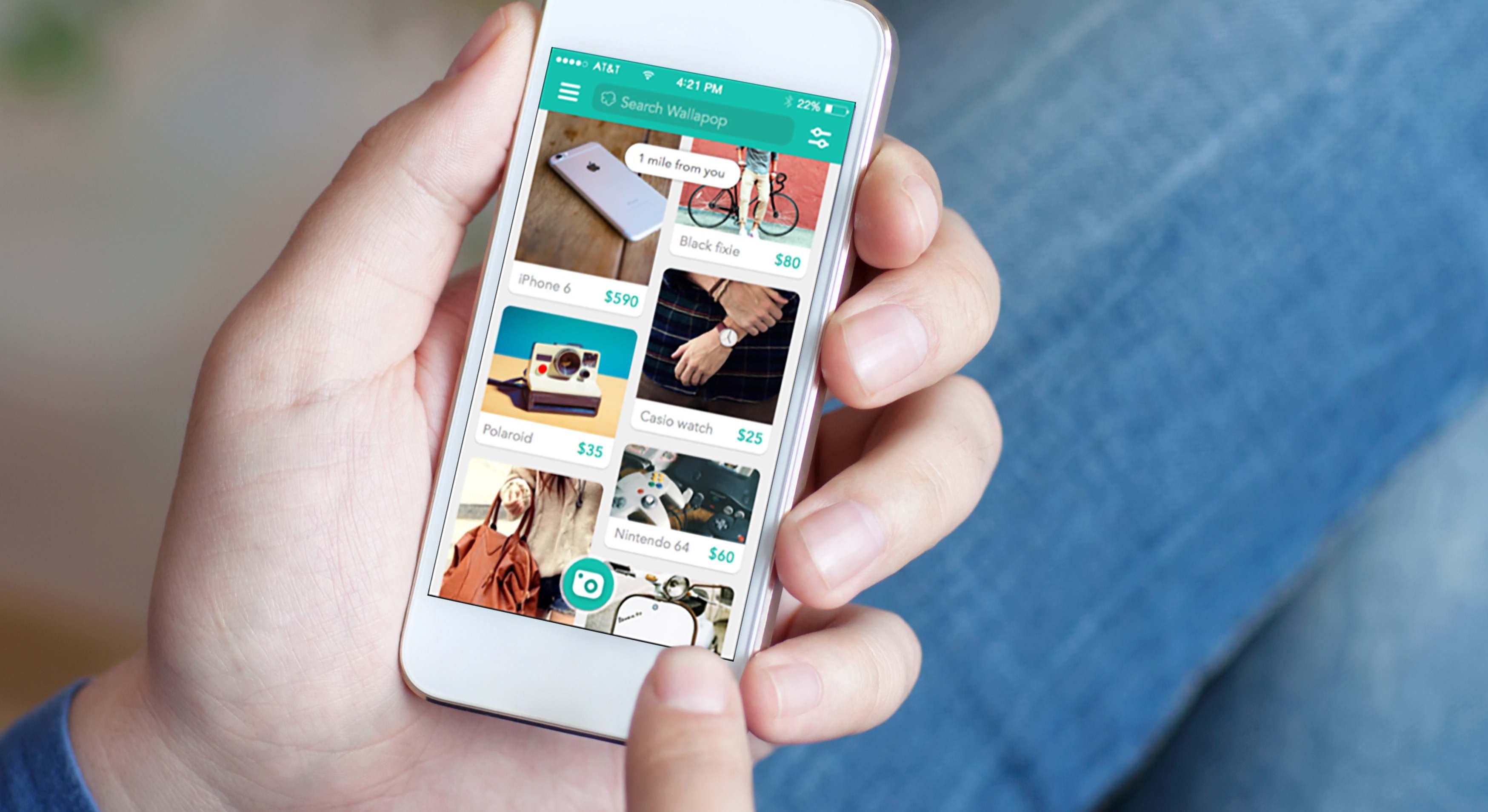 Una persona mira la aplicación de Wallapop en el móvil.