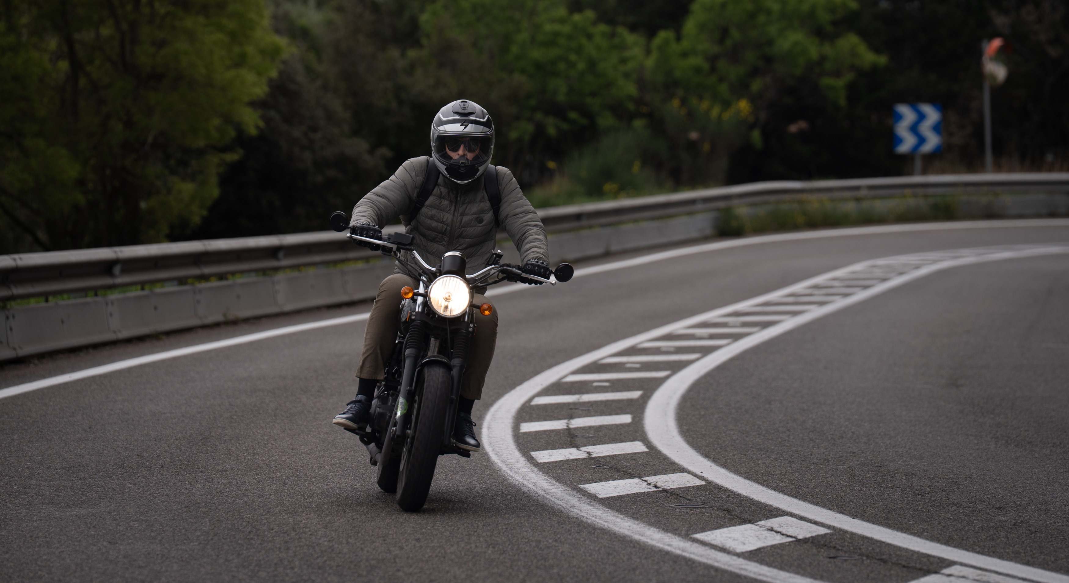 Una moto circula por la carretera