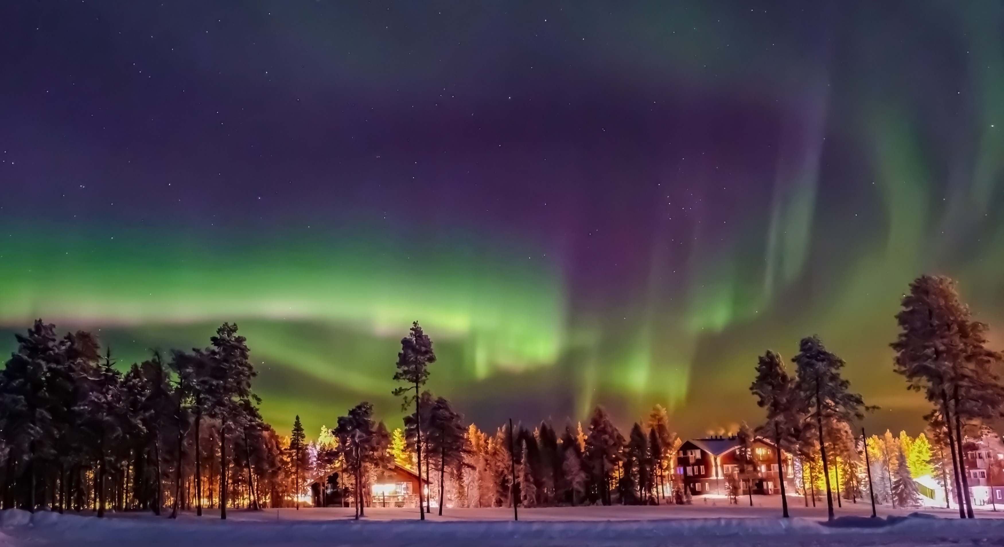 Aurora boreal en el invierno de Laponia