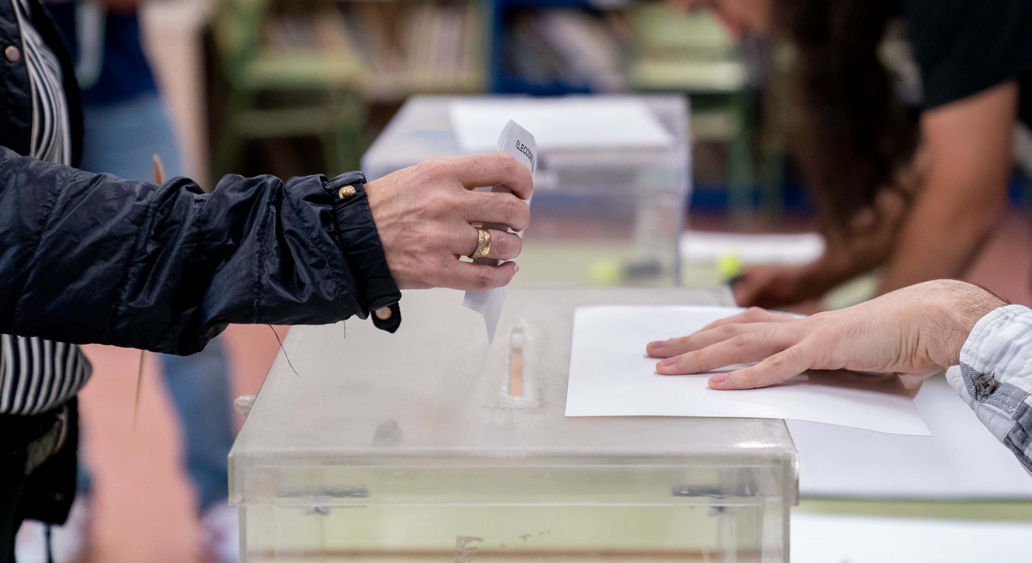 Una persona vota en una urna del colegio electoral. / Foto: EP