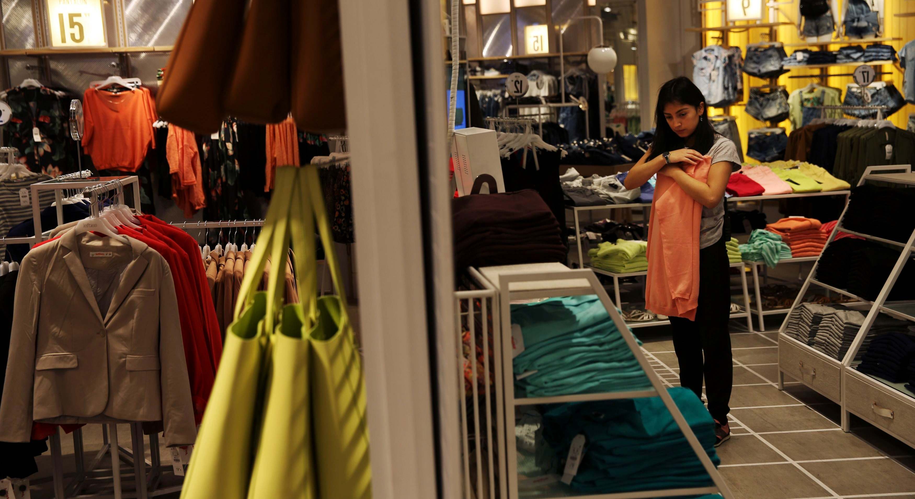 Sindicatos y patronal están inmersos en la negociación del primer convenio del sector del comercio especializado en textil y calzado.