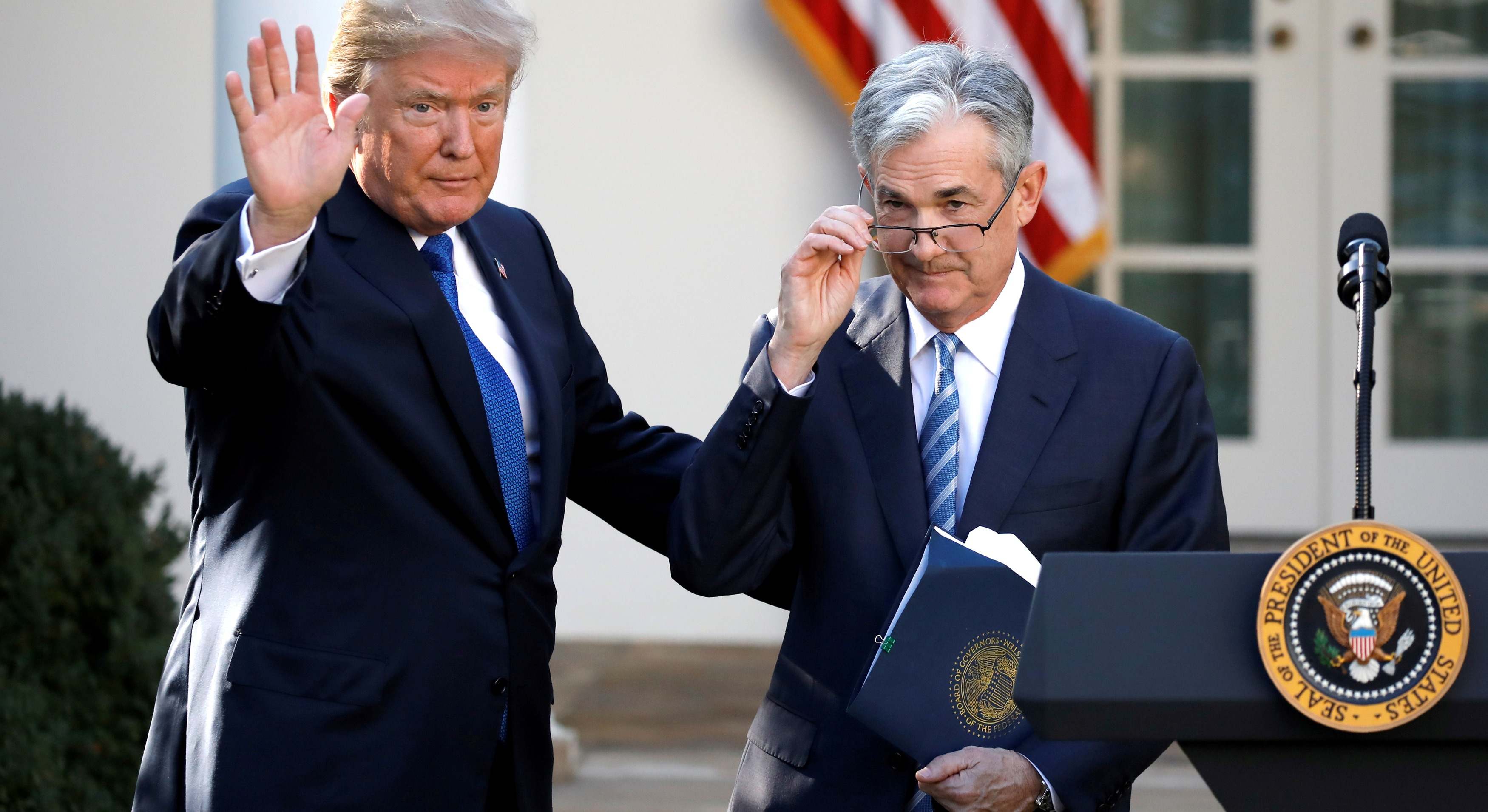 Donald Trump saluda junto a Jerome Powell