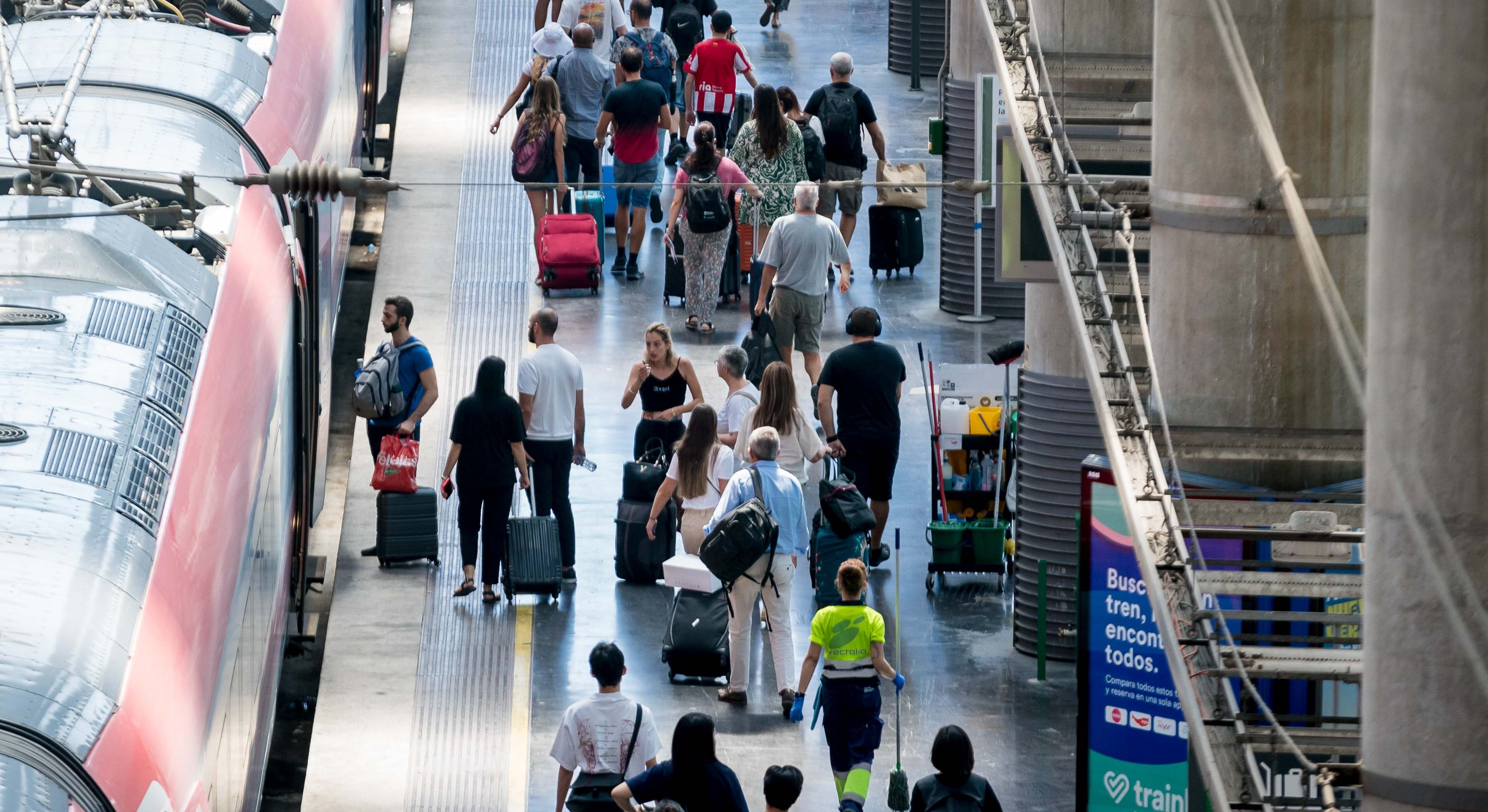 Varias personas en el andén de Renfe en Atocha. / Foto: EP
