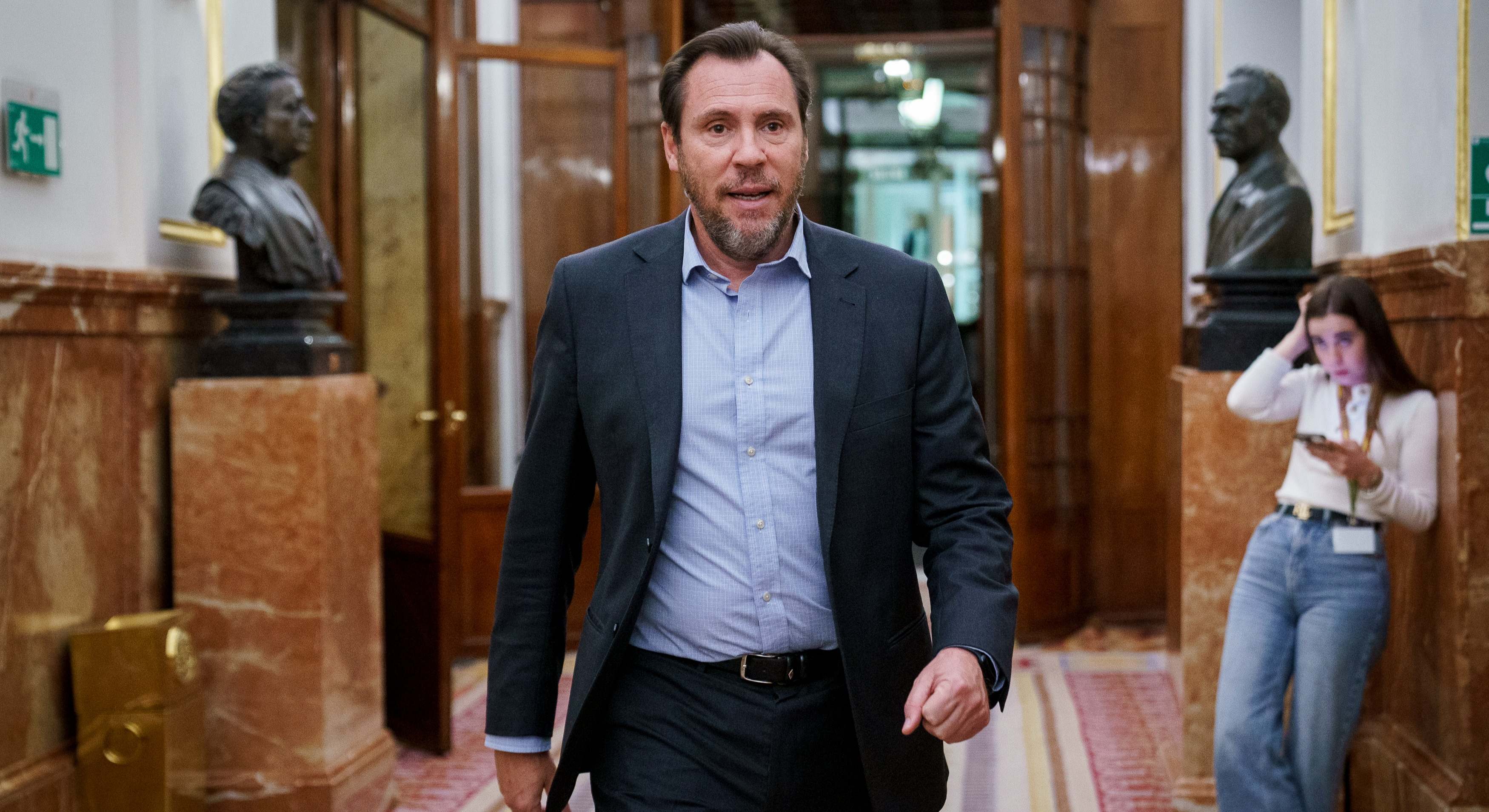 El ministro de Transportes y Movilidad Sostenible, Óscar Puente, a su salida de una sesión plenaria en el Congreso de los Diputados.