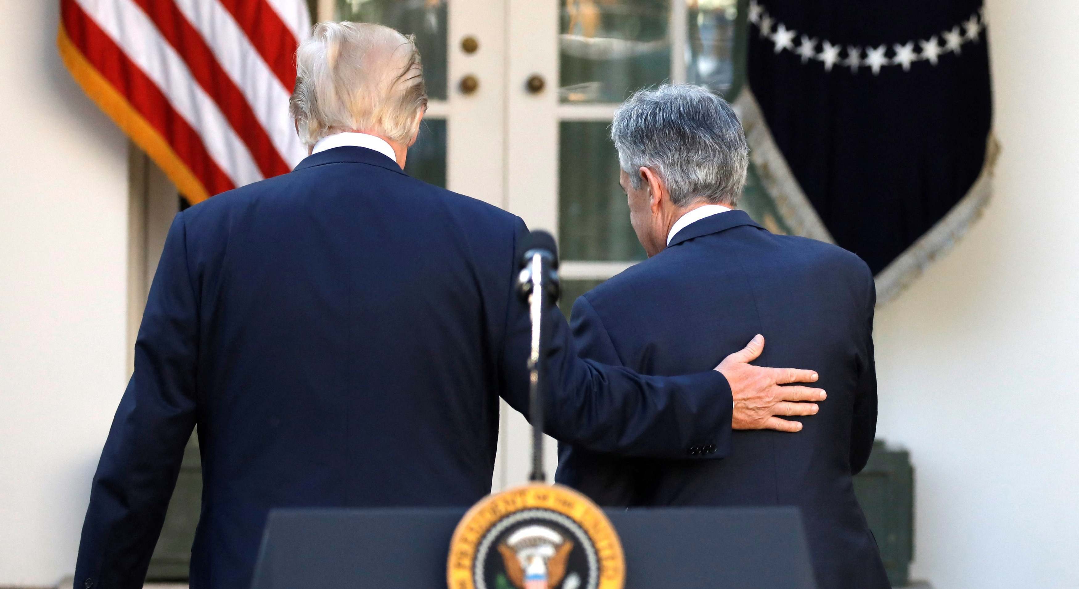 Donald Trump y Jerome Powell durante su nominación como presidente de la Fed (Reuters)