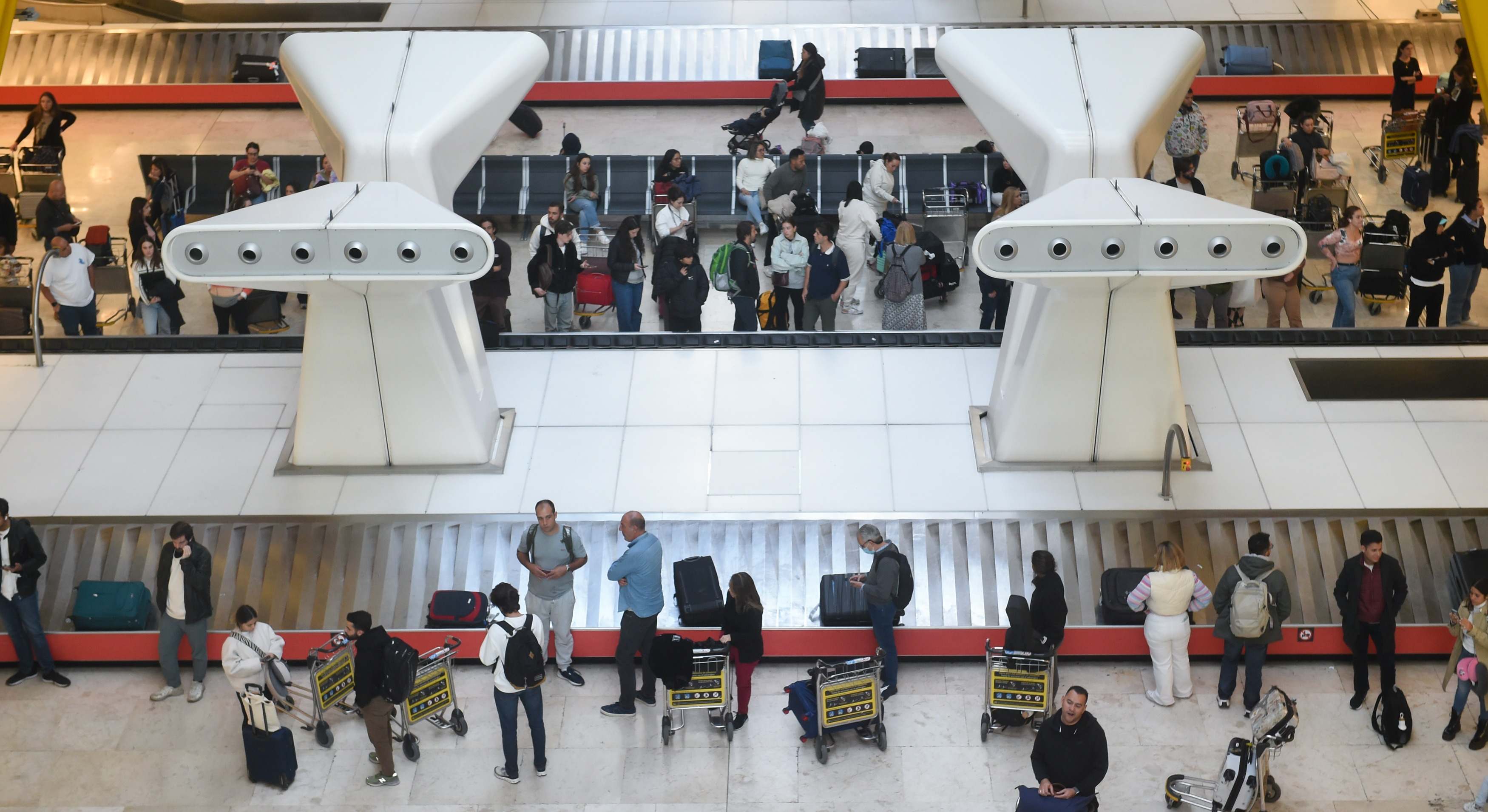 Pasajeros recogen sus maletas durante el último día de la huelga del servicio de handling de Iberia, en el aeropuerto Adolfo Suárez Madrid-Barajas, a 8 de enero de 2024, en Madrid
