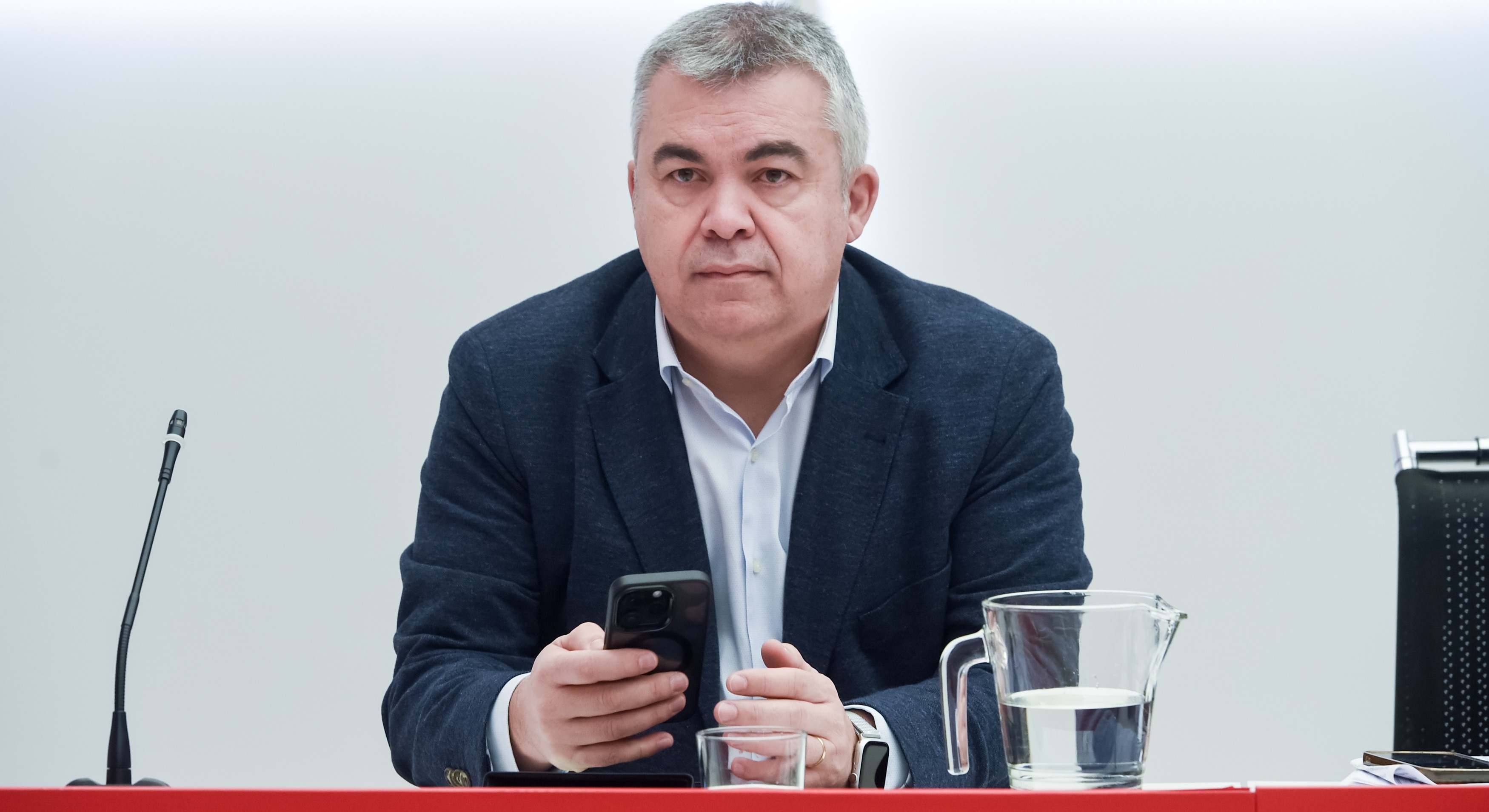 El secretario de Organización del PSOE, Santos Cerdán, durante la reunión de la Comisión Ejecutiva Federal, en la sede del partido, a 5 de febrero de 2024, en Madrid (España). El PSOE inicia con esta reunión, a la que ha asistido una representación del si