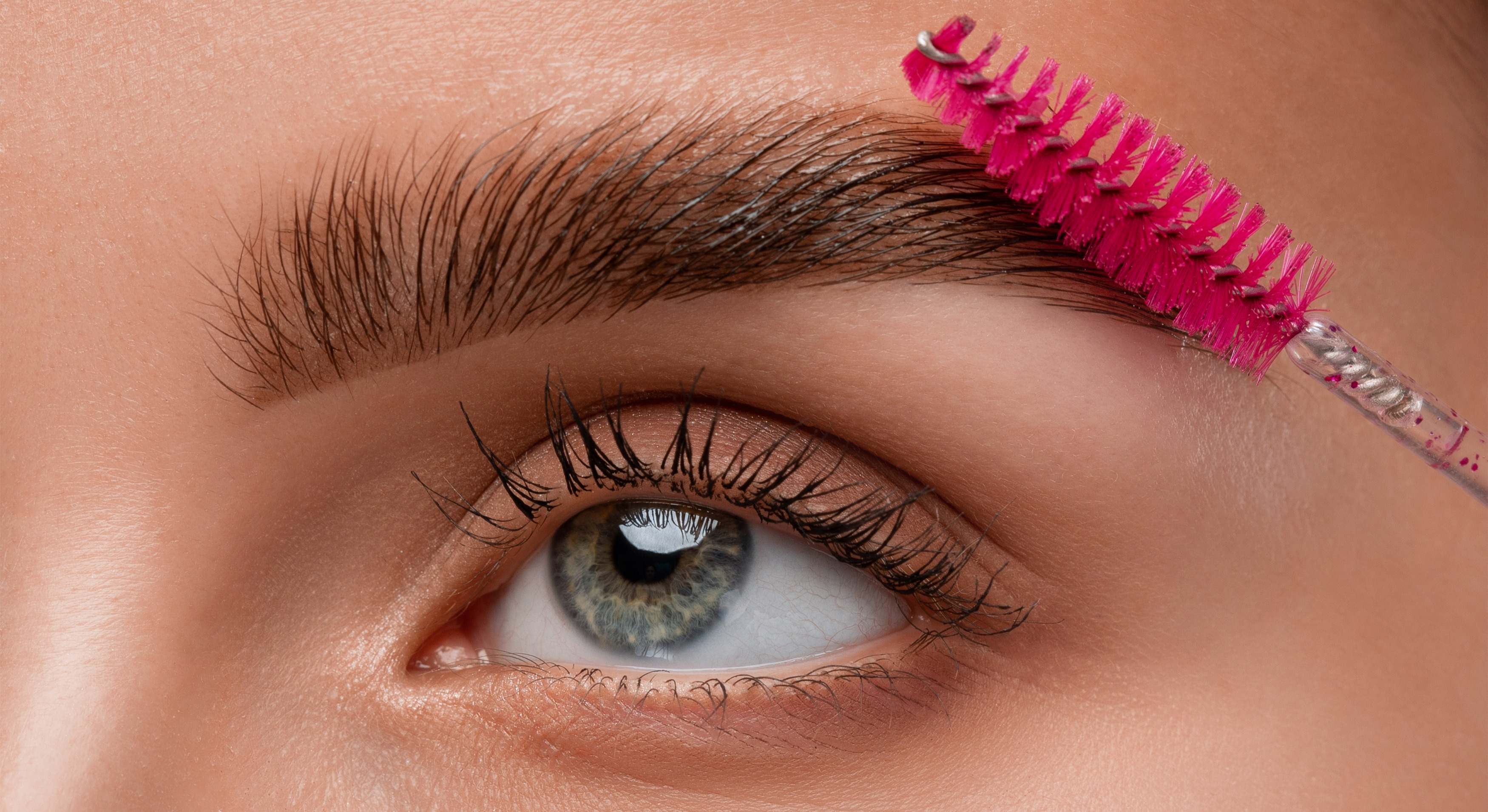Mujer peinando sus cejas