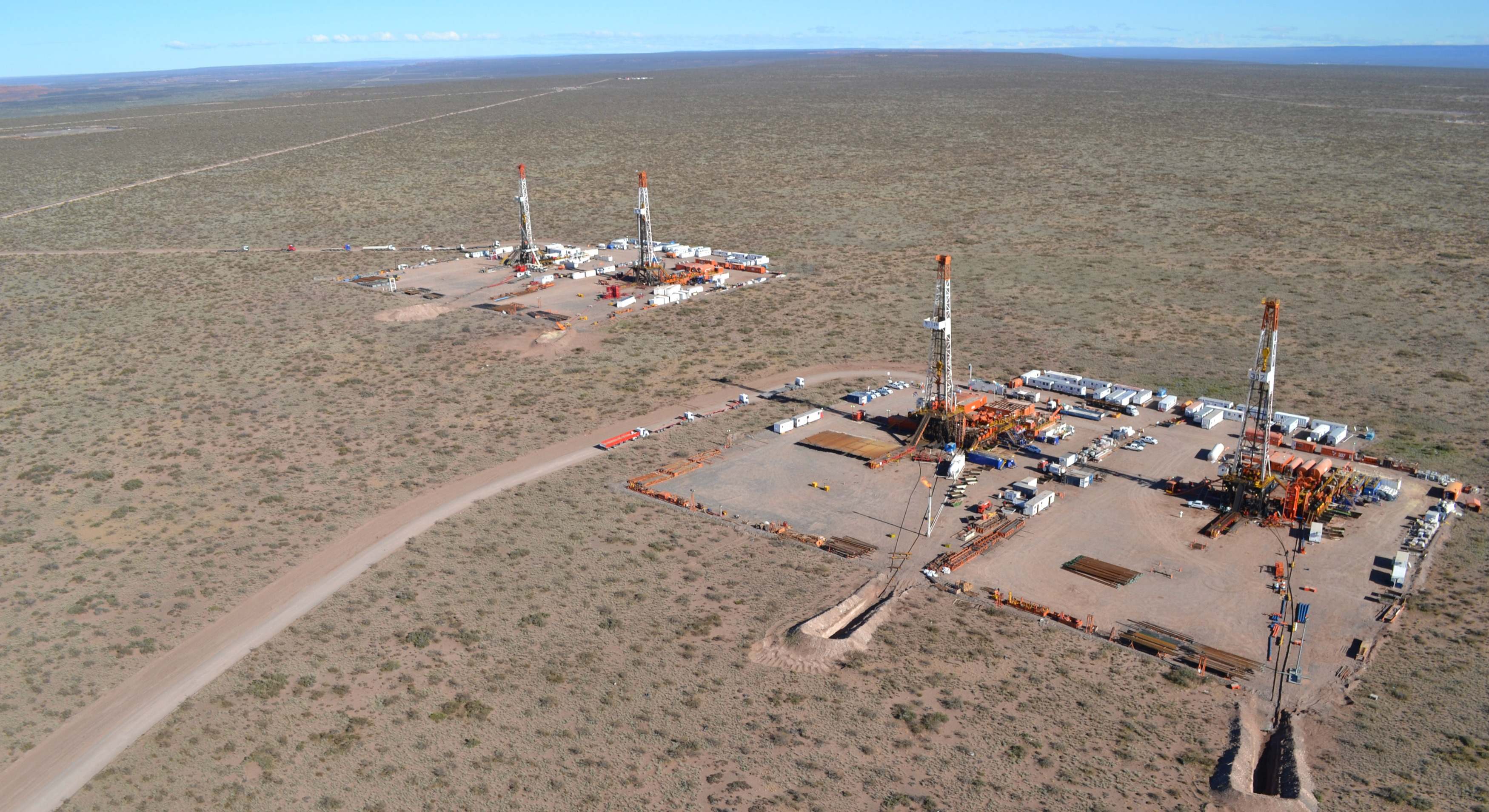 Torres de extracción de petróleo en Argentina. / Reuters